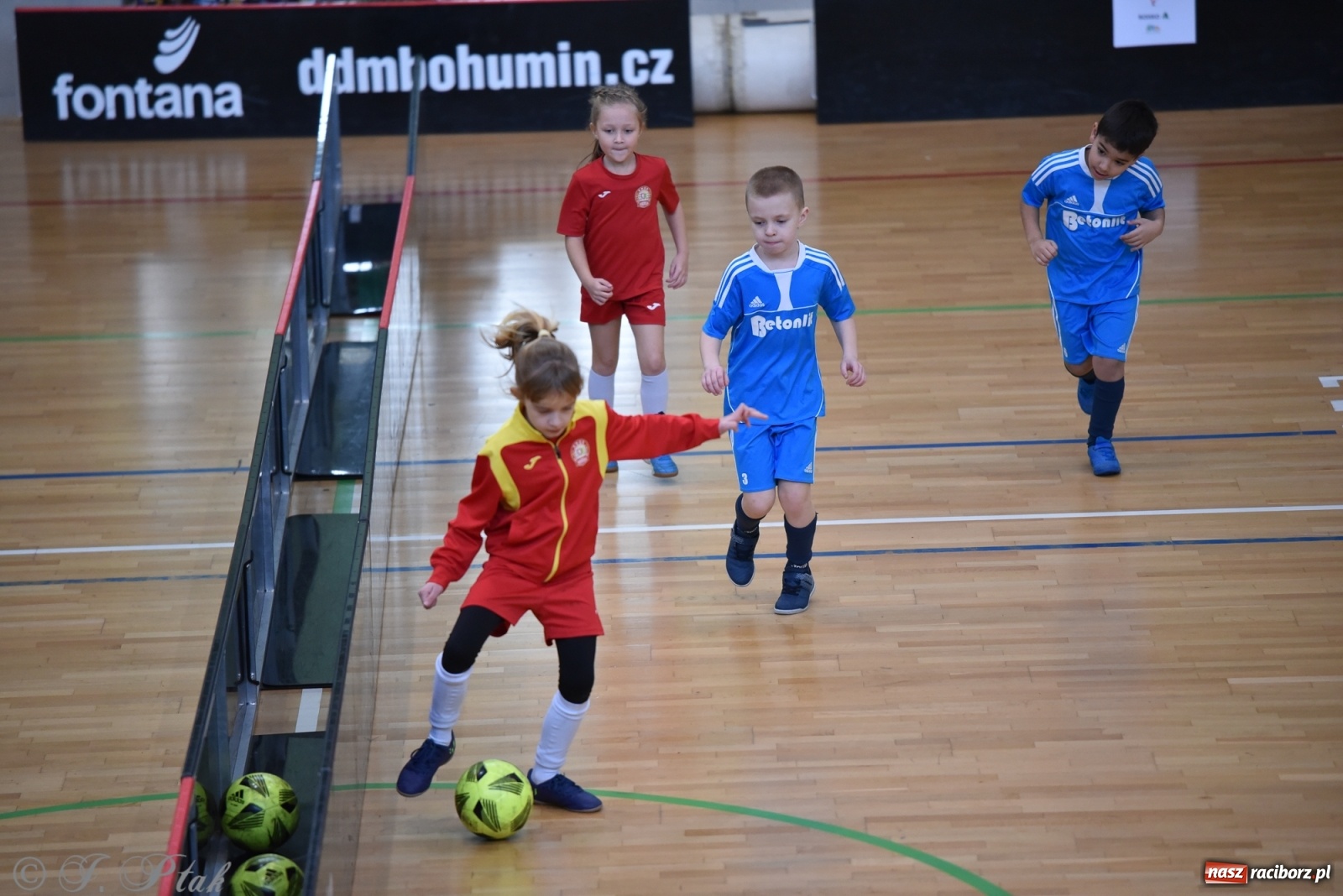 Zdjęcie w galerii na portalu naszraciborz.pl: Mikołajkowy turniej piłkarski w Arenie Rafako [FOTO i WIDEO] wiadomości z regionu