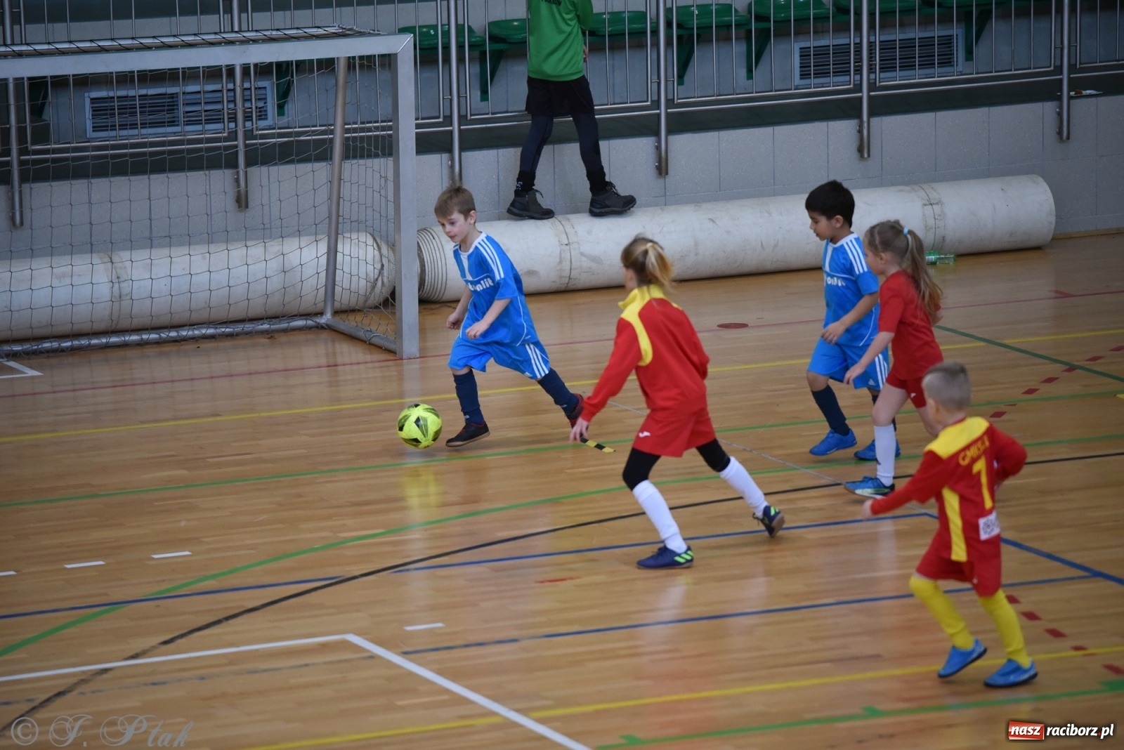 Zdjęcie w galerii na portalu naszraciborz.pl: Mikołajkowy turniej piłkarski w Arenie Rafako [FOTO i WIDEO] wiadomości z regionu