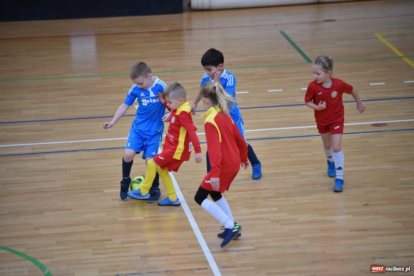 Zdjęcie w galerii na portalu naszraciborz.pl: Mikołajkowy turniej piłkarski w Arenie Rafako [FOTO i WIDEO] wiadomości z regionu