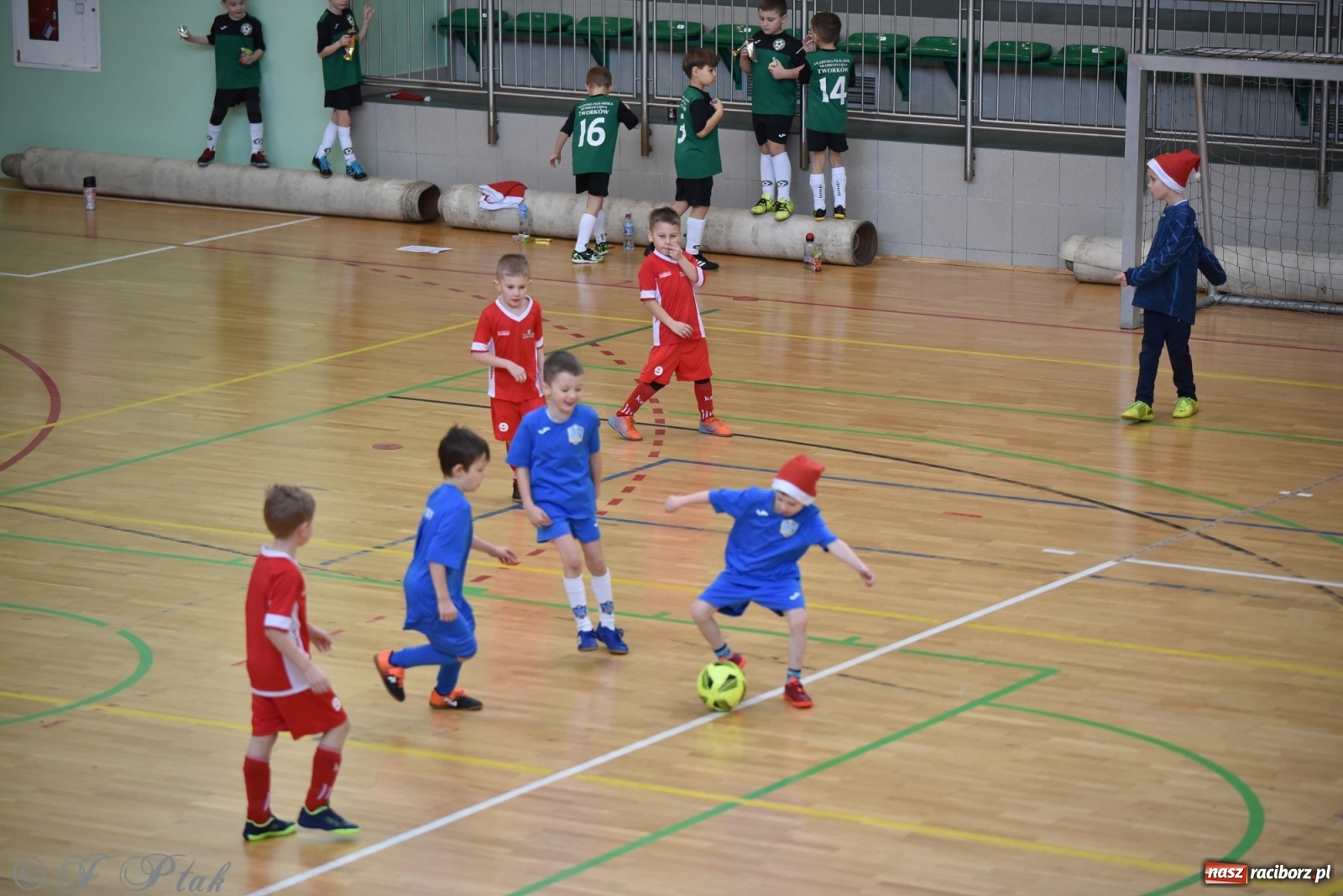 Zdjęcie w galerii na portalu naszraciborz.pl: Mikołajkowy turniej piłkarski w Arenie Rafako [FOTO i WIDEO] wiadomości z regionu