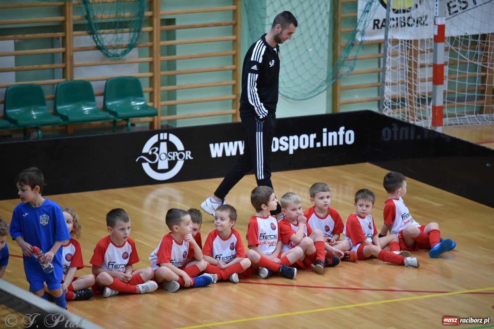 Zdjęcie w galerii na portalu naszraciborz.pl: Mikołajkowy turniej piłkarski w Arenie Rafako [FOTO i WIDEO] wiadomości z regionu