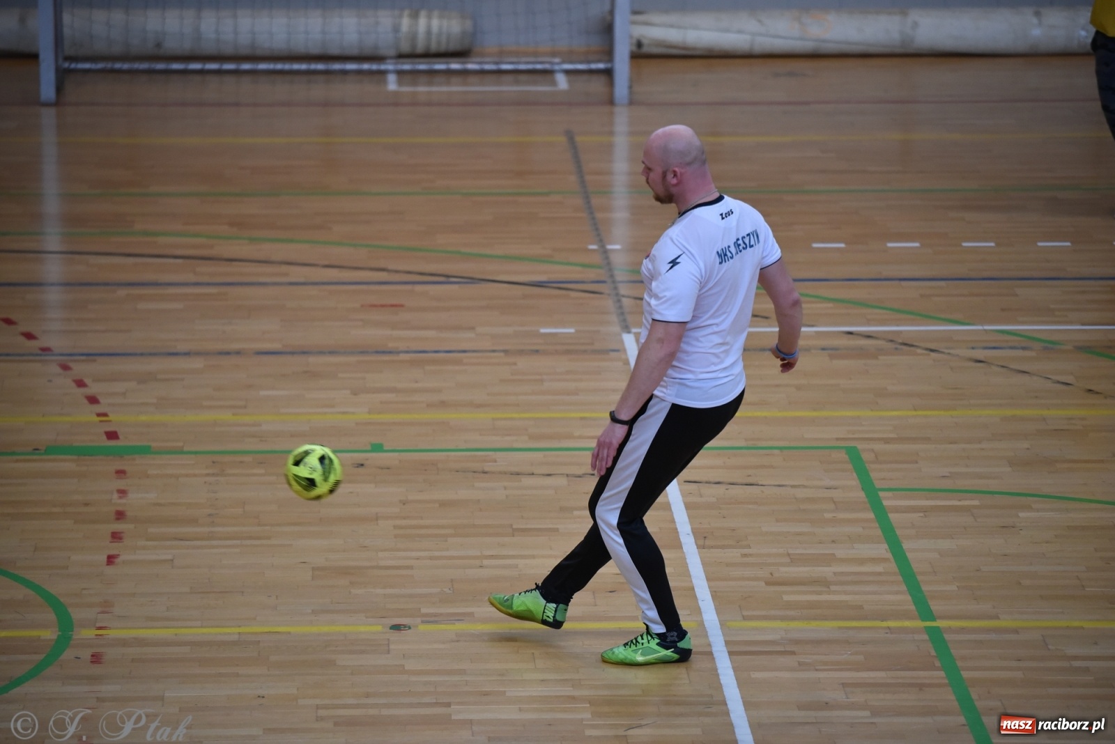 Zdjęcie w galerii na portalu naszraciborz.pl: Mikołajkowy turniej piłkarski w Arenie Rafako [FOTO i WIDEO] wiadomości z regionu