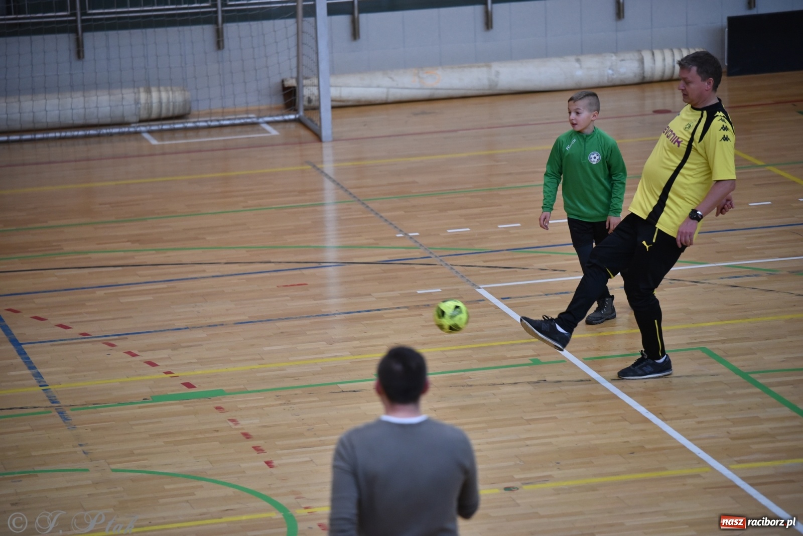 Zdjęcie w galerii na portalu naszraciborz.pl: Mikołajkowy turniej piłkarski w Arenie Rafako [FOTO i WIDEO] wiadomości z regionu