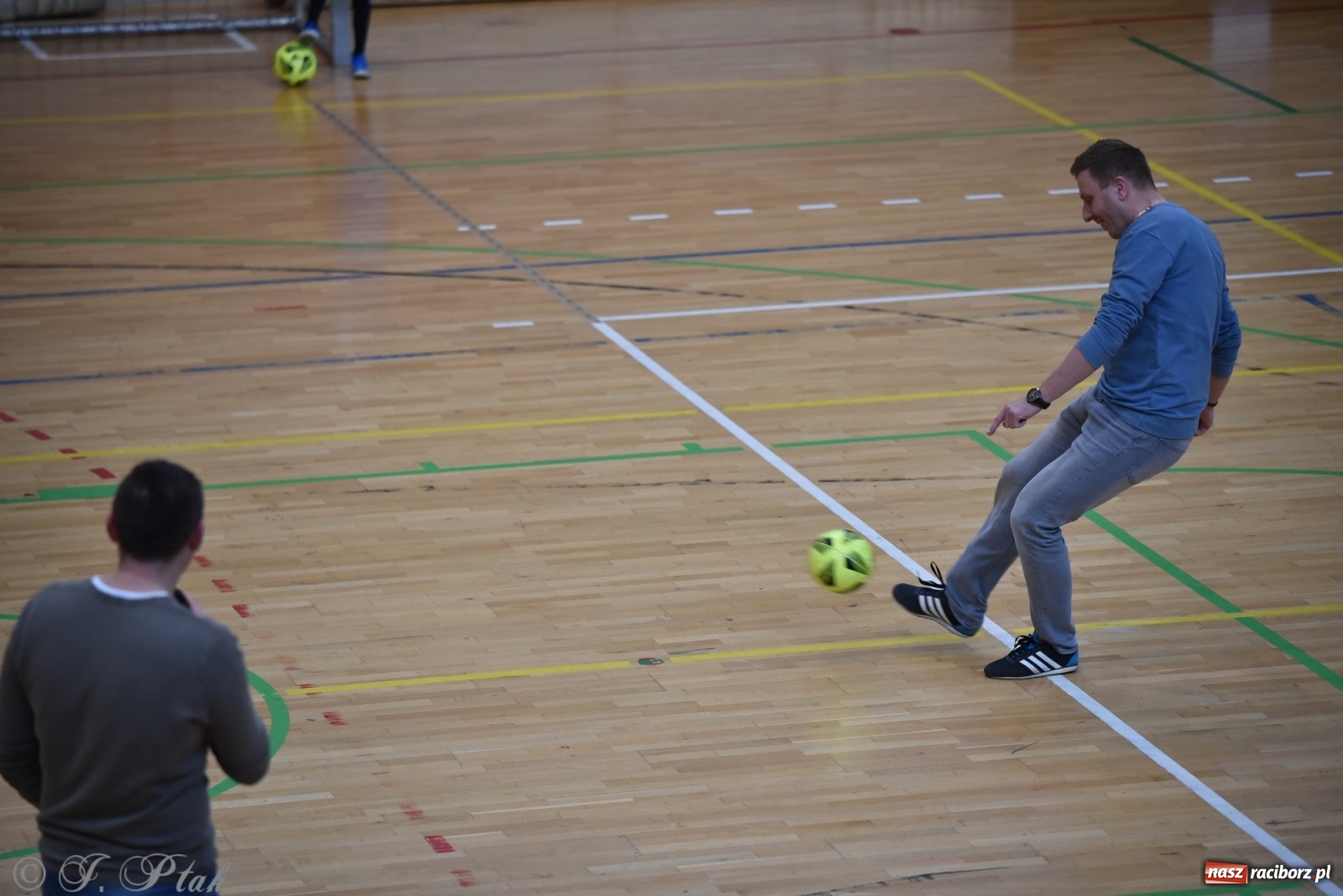 Zdjęcie w galerii na portalu naszraciborz.pl: Mikołajkowy turniej piłkarski w Arenie Rafako [FOTO i WIDEO] wiadomości z regionu
