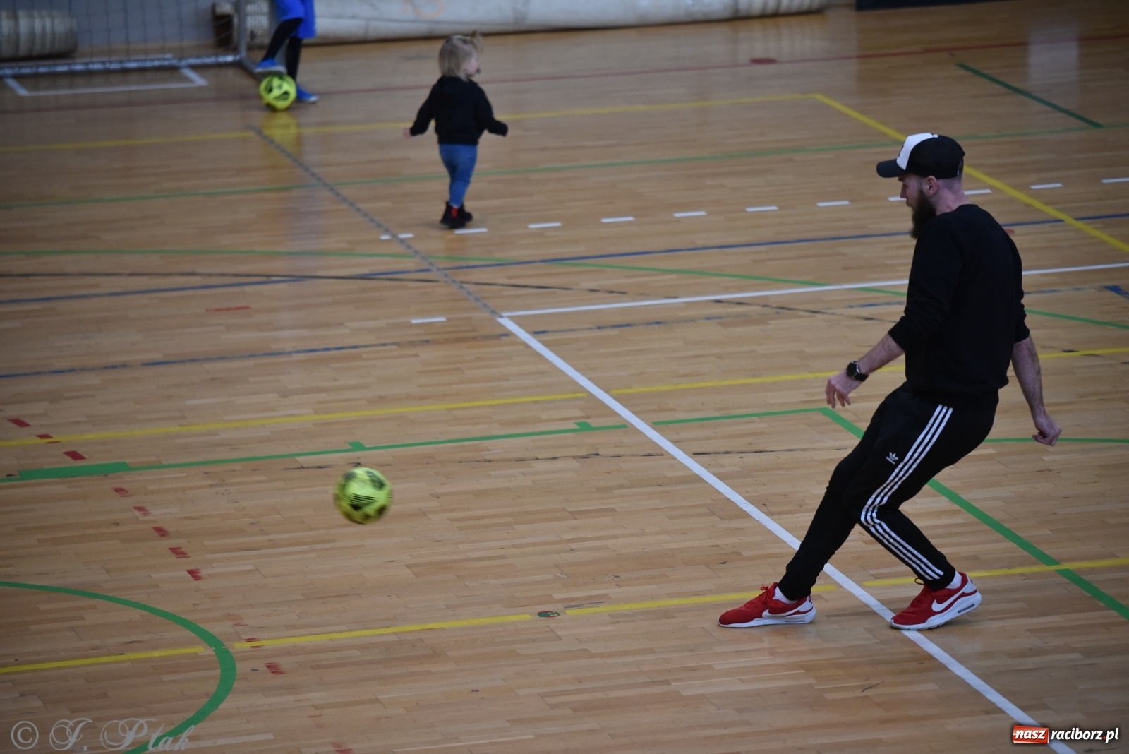 Zdjęcie w galerii na portalu naszraciborz.pl: Mikołajkowy turniej piłkarski w Arenie Rafako [FOTO i WIDEO] wiadomości z regionu