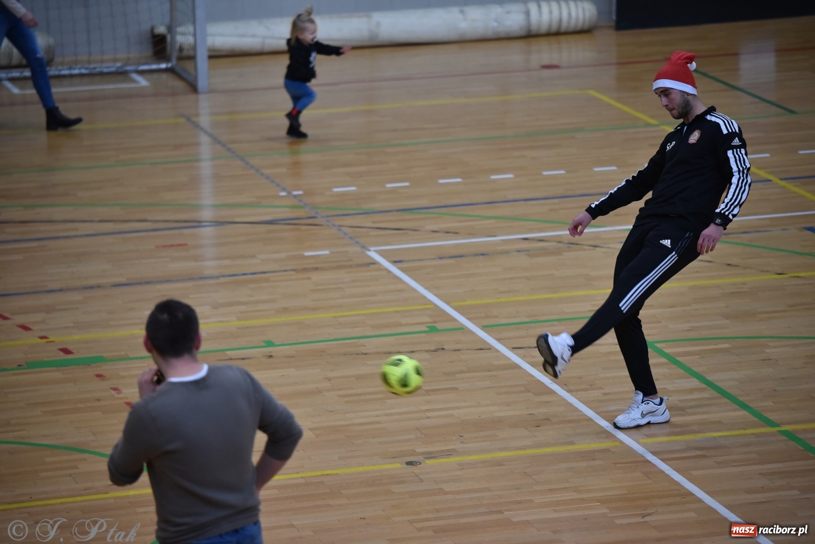 Zdjęcie w galerii na portalu naszraciborz.pl: Mikołajkowy turniej piłkarski w Arenie Rafako [FOTO i WIDEO] wiadomości z regionu