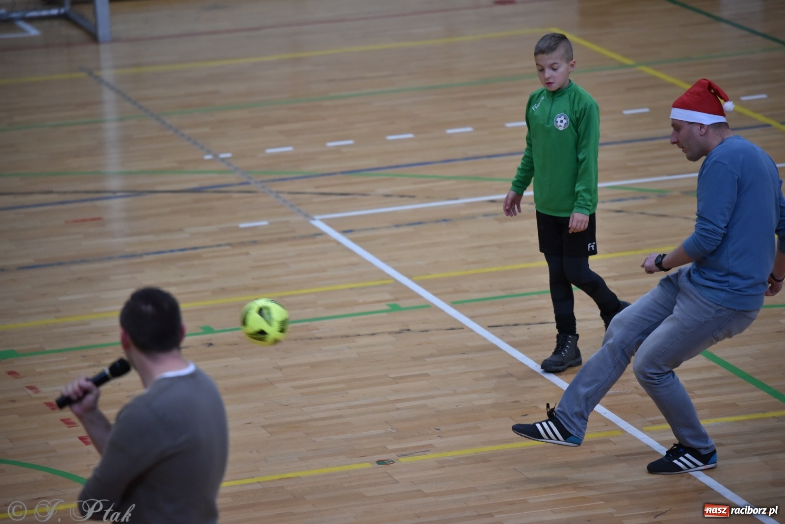 Zdjęcie w galerii na portalu naszraciborz.pl: Mikołajkowy turniej piłkarski w Arenie Rafako [FOTO i WIDEO] wiadomości z regionu