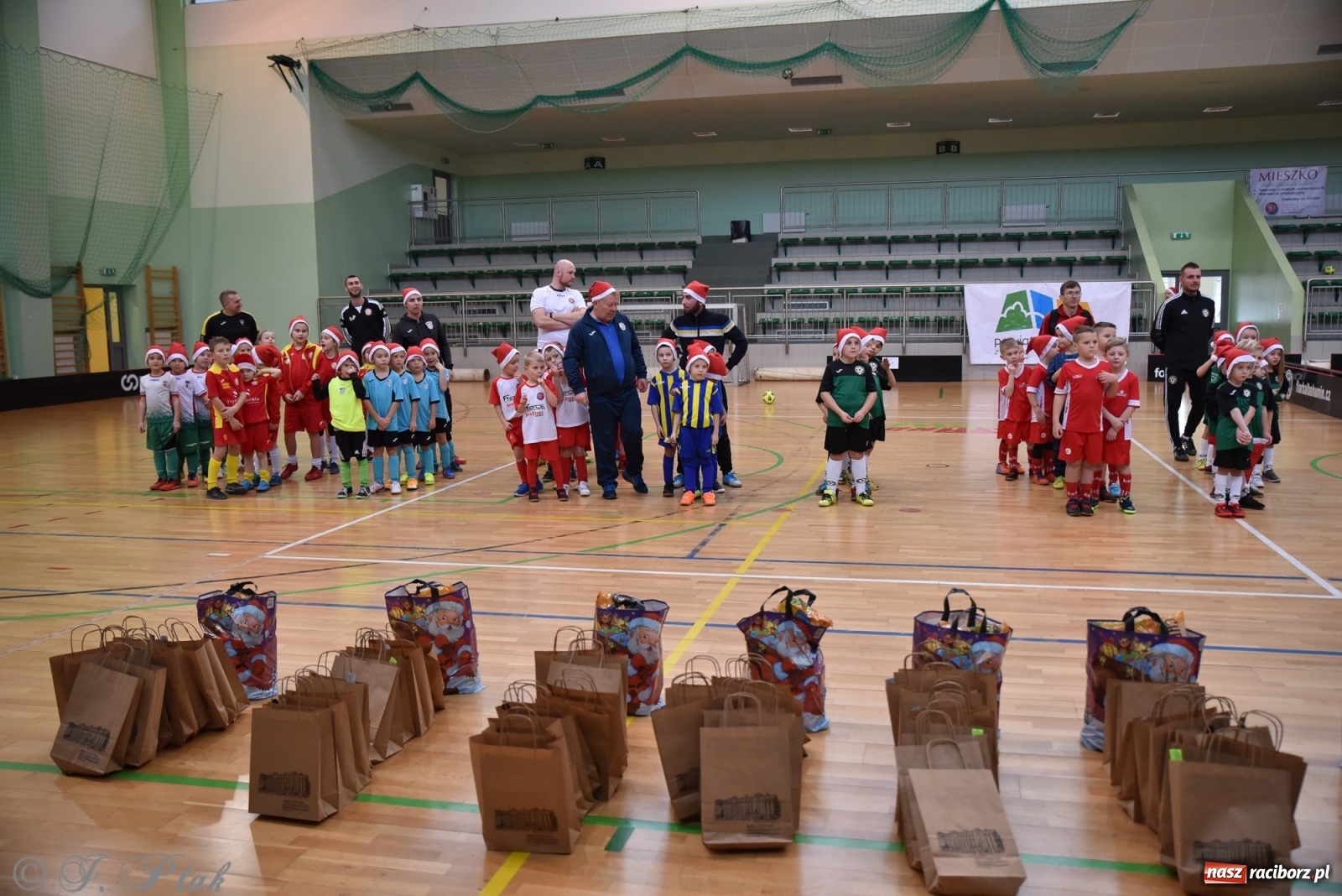 Zdjęcie w galerii na portalu naszraciborz.pl: Mikołajkowy turniej piłkarski w Arenie Rafako [FOTO i WIDEO] wiadomości z regionu