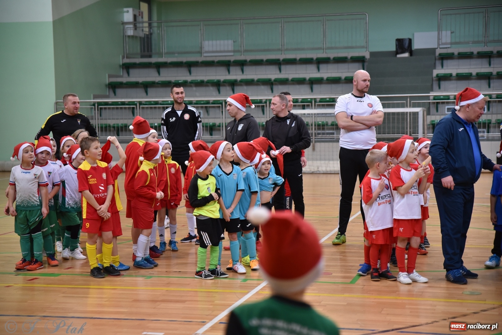 Zdjęcie w galerii na portalu naszraciborz.pl: Mikołajkowy turniej piłkarski w Arenie Rafako [FOTO i WIDEO] wiadomości z regionu
