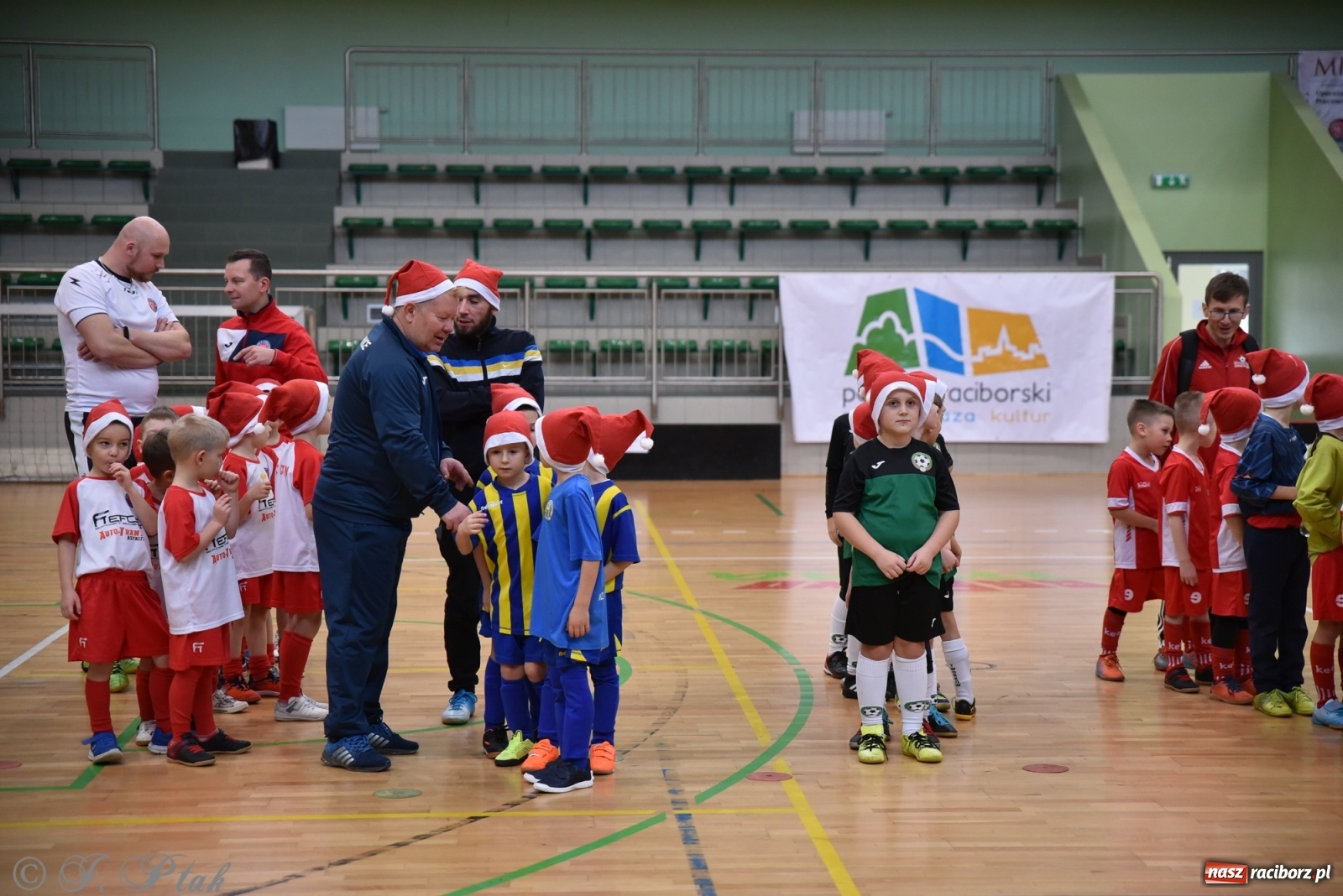 Zdjęcie w galerii na portalu naszraciborz.pl: Mikołajkowy turniej piłkarski w Arenie Rafako [FOTO i WIDEO] wiadomości z regionu