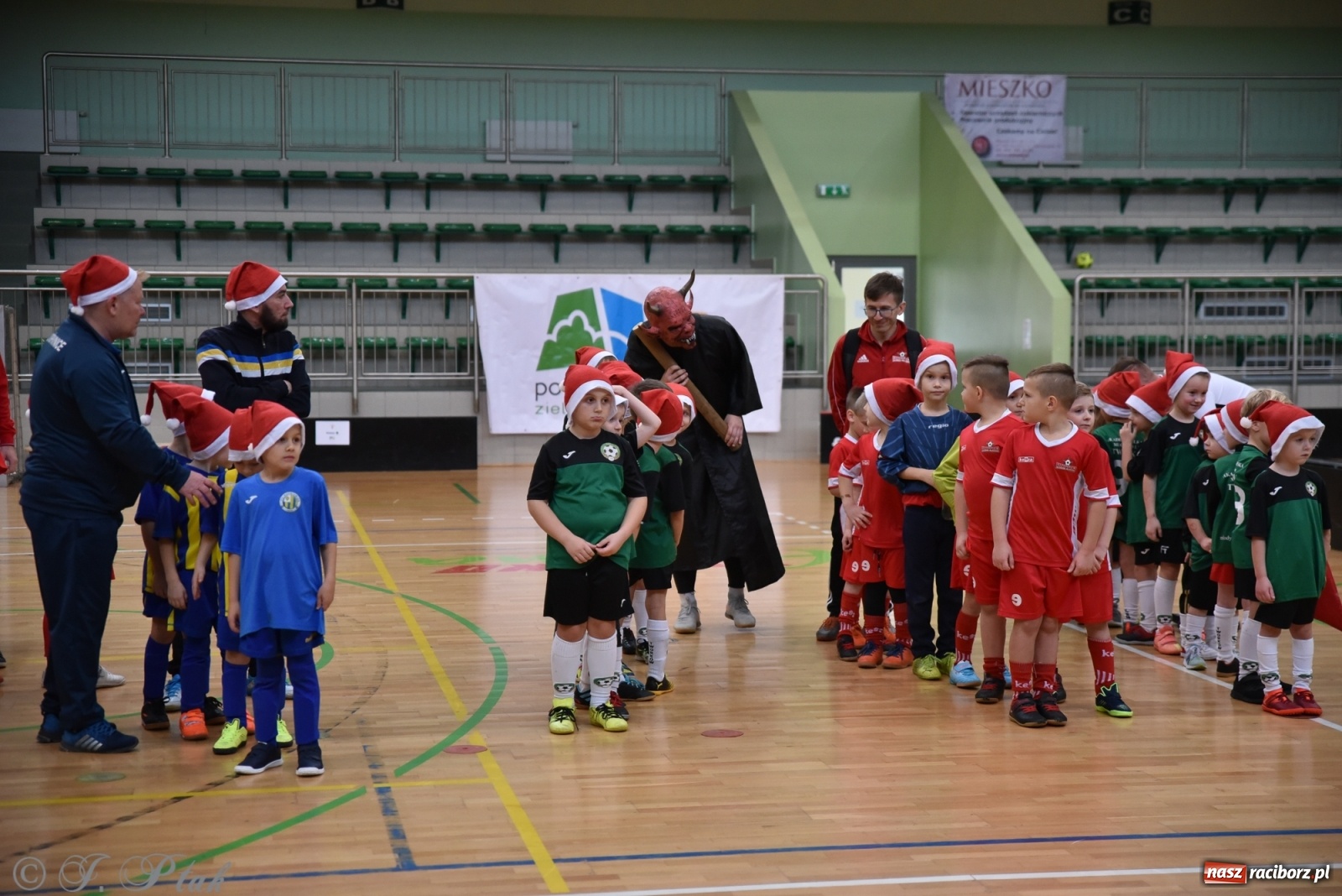 Zdjęcie w galerii na portalu naszraciborz.pl: Mikołajkowy turniej piłkarski w Arenie Rafako [FOTO i WIDEO] wiadomości z regionu