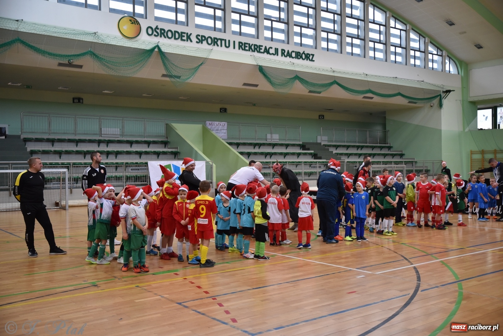 Zdjęcie w galerii na portalu naszraciborz.pl: Mikołajkowy turniej piłkarski w Arenie Rafako [FOTO i WIDEO] wiadomości z regionu