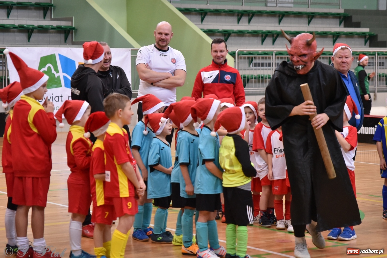 Zdjęcie w galerii na portalu naszraciborz.pl: Mikołajkowy turniej piłkarski w Arenie Rafako [FOTO i WIDEO] wiadomości z regionu