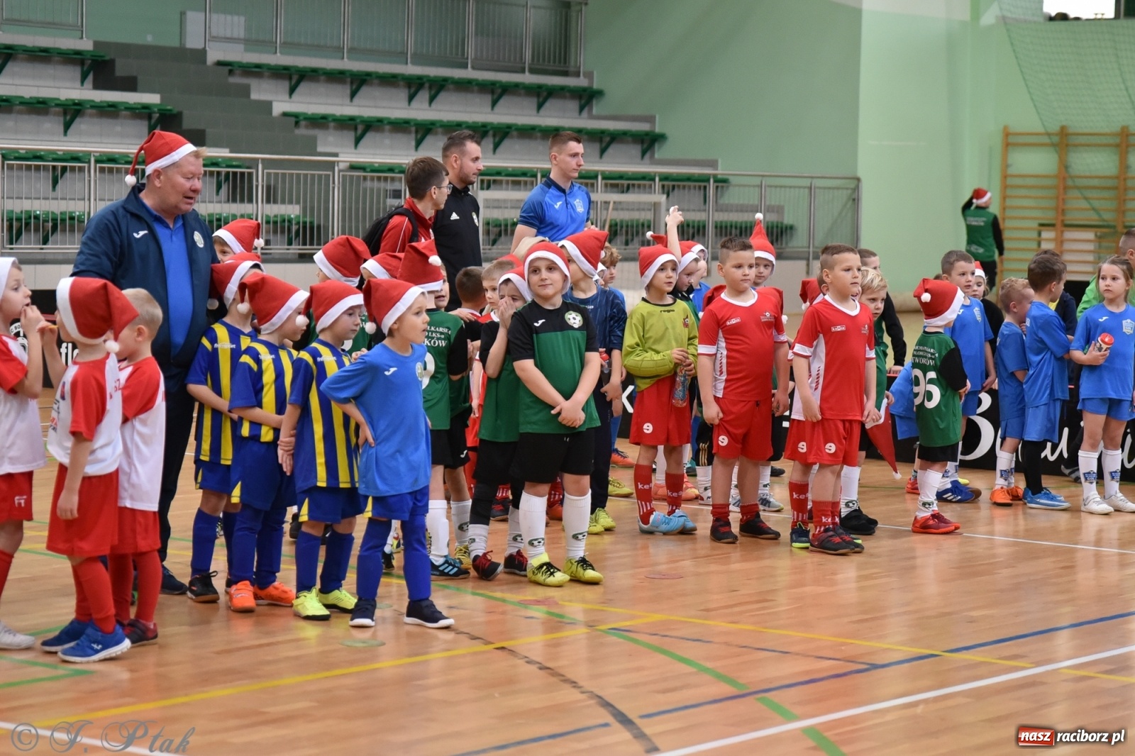 Zdjęcie w galerii na portalu naszraciborz.pl: Mikołajkowy turniej piłkarski w Arenie Rafako [FOTO i WIDEO] wiadomości z regionu