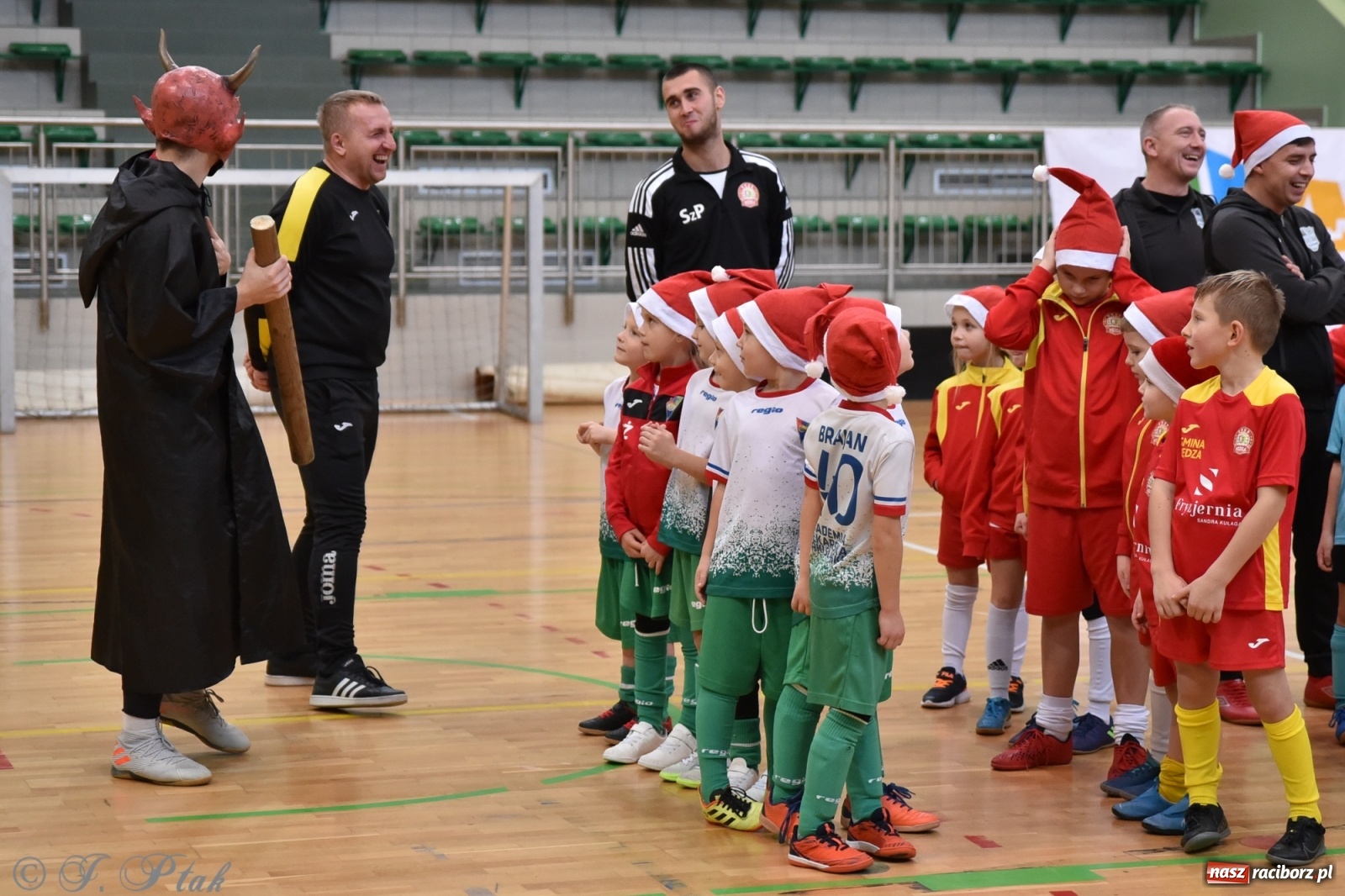 Zdjęcie w galerii na portalu naszraciborz.pl: Mikołajkowy turniej piłkarski w Arenie Rafako [FOTO i WIDEO] wiadomości z regionu