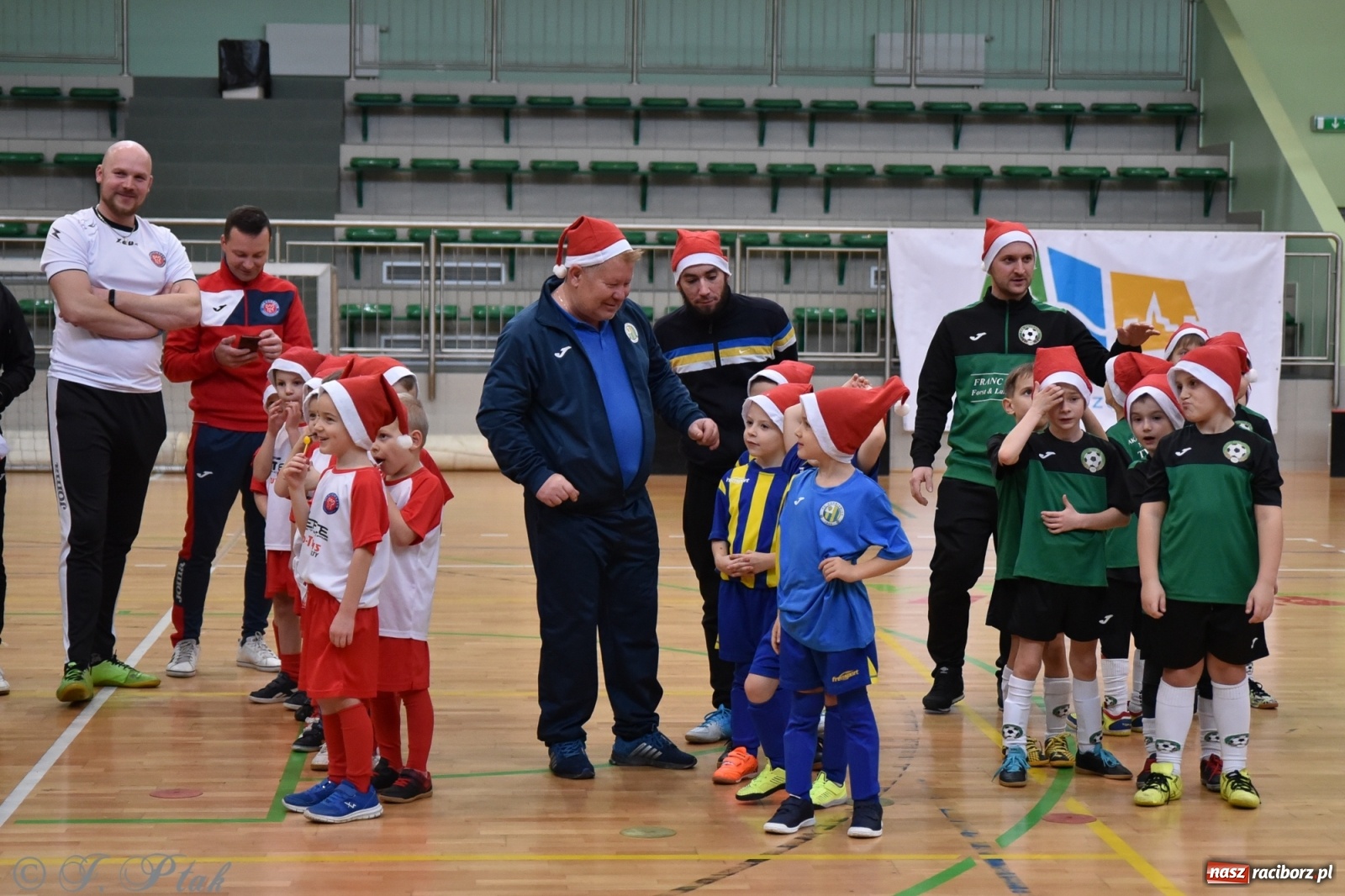 Zdjęcie w galerii na portalu naszraciborz.pl: Mikołajkowy turniej piłkarski w Arenie Rafako [FOTO i WIDEO] wiadomości z regionu