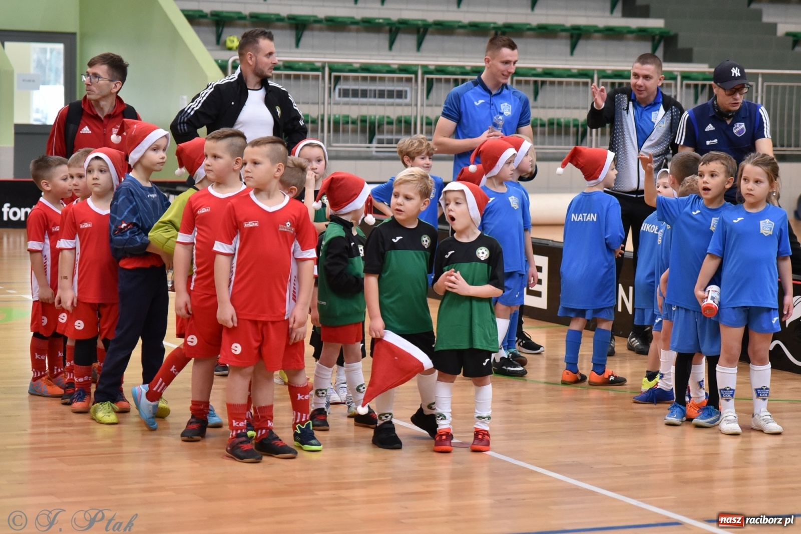 Zdjęcie w galerii na portalu naszraciborz.pl: Mikołajkowy turniej piłkarski w Arenie Rafako [FOTO i WIDEO] wiadomości z regionu