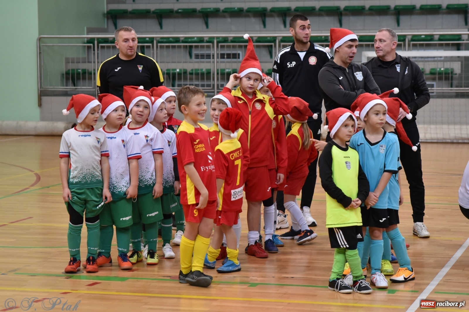 Zdjęcie w galerii na portalu naszraciborz.pl: Mikołajkowy turniej piłkarski w Arenie Rafako [FOTO i WIDEO] wiadomości z regionu