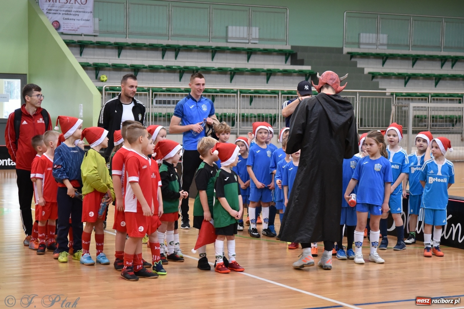 Zdjęcie w galerii na portalu naszraciborz.pl: Mikołajkowy turniej piłkarski w Arenie Rafako [FOTO i WIDEO] wiadomości z regionu