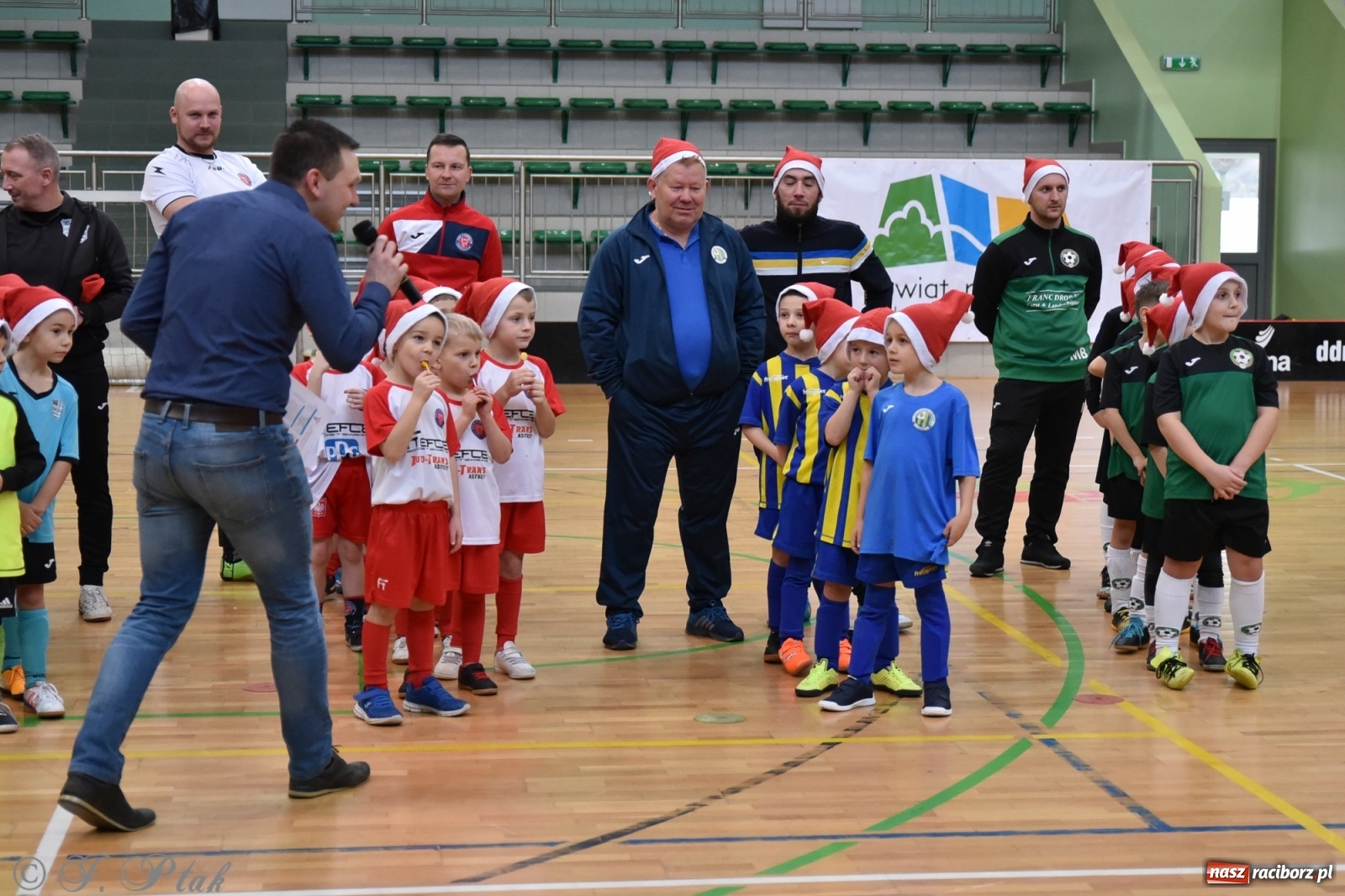 Zdjęcie w galerii na portalu naszraciborz.pl: Mikołajkowy turniej piłkarski w Arenie Rafako [FOTO i WIDEO] wiadomości z regionu