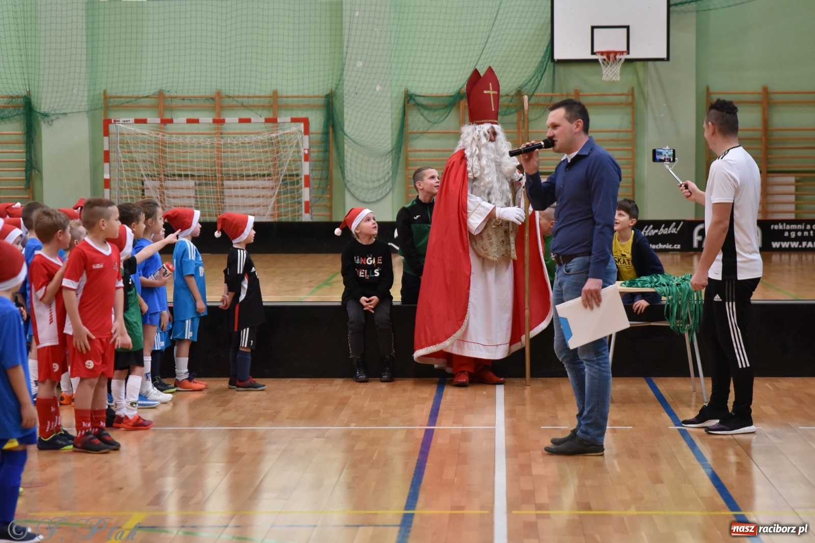 Zdjęcie w galerii na portalu naszraciborz.pl: Mikołajkowy turniej piłkarski w Arenie Rafako [FOTO i WIDEO] wiadomości z regionu
