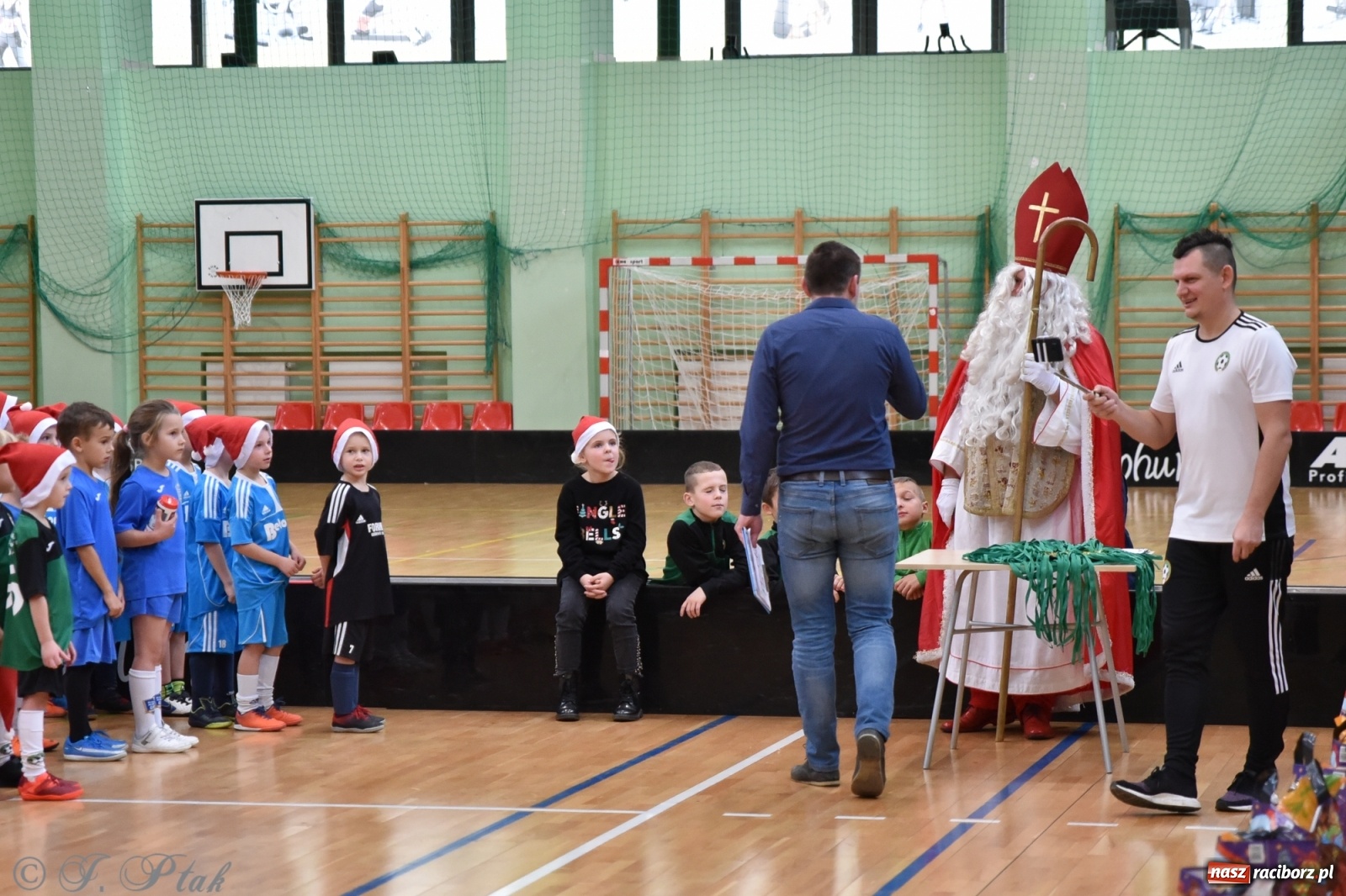 Zdjęcie w galerii na portalu naszraciborz.pl: Mikołajkowy turniej piłkarski w Arenie Rafako [FOTO i WIDEO] wiadomości z regionu