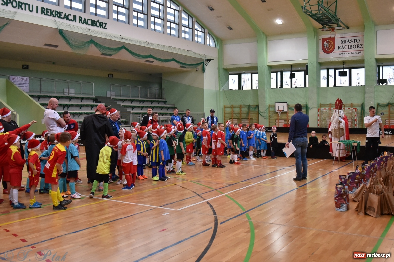 Zdjęcie w galerii na portalu naszraciborz.pl: Mikołajkowy turniej piłkarski w Arenie Rafako [FOTO i WIDEO] wiadomości z regionu
