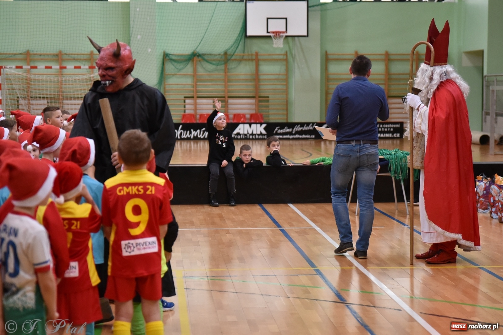 Zdjęcie w galerii na portalu naszraciborz.pl: Mikołajkowy turniej piłkarski w Arenie Rafako [FOTO i WIDEO] wiadomości z regionu