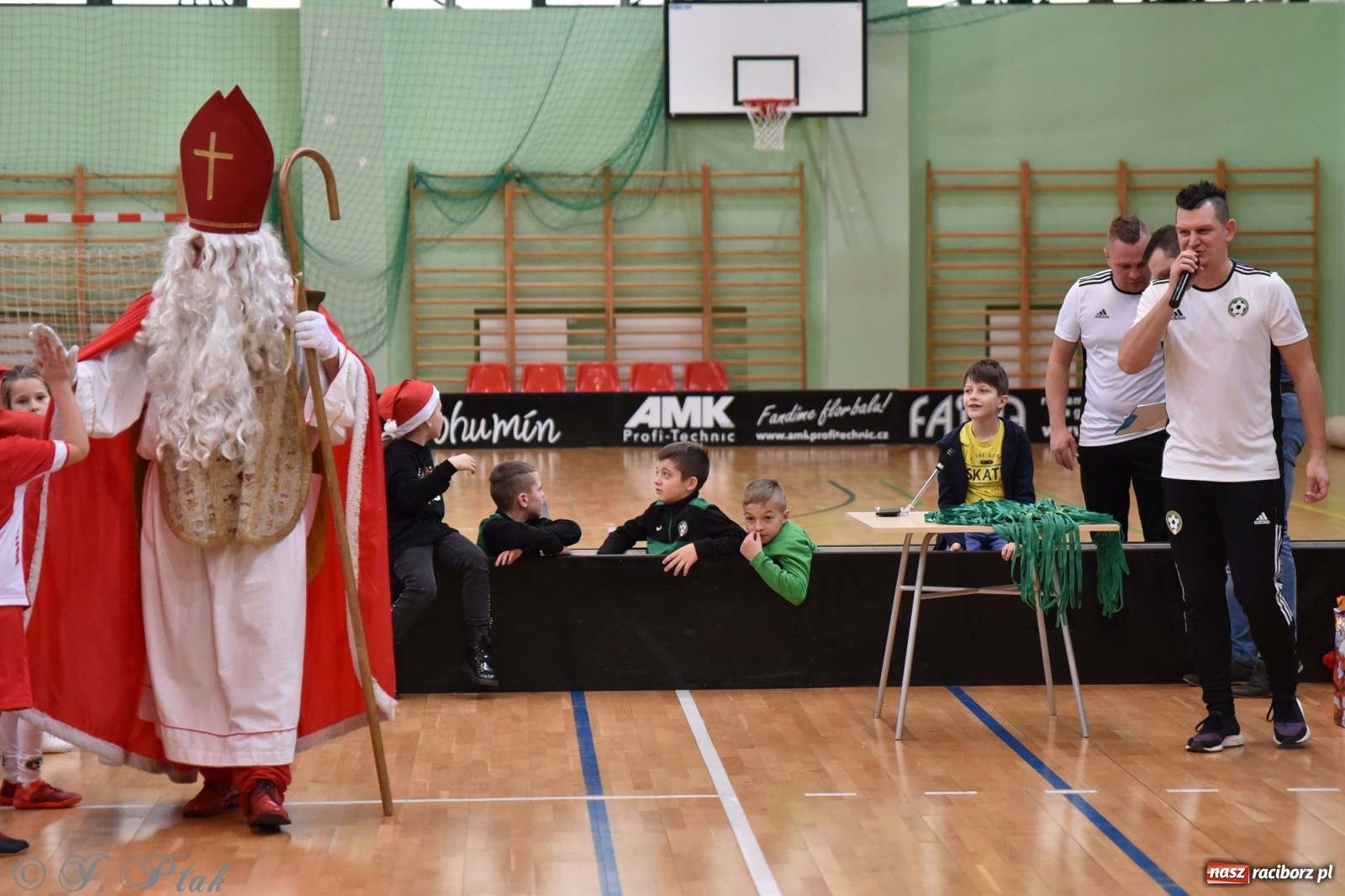 Zdjęcie w galerii na portalu naszraciborz.pl: Mikołajkowy turniej piłkarski w Arenie Rafako [FOTO i WIDEO] wiadomości z regionu