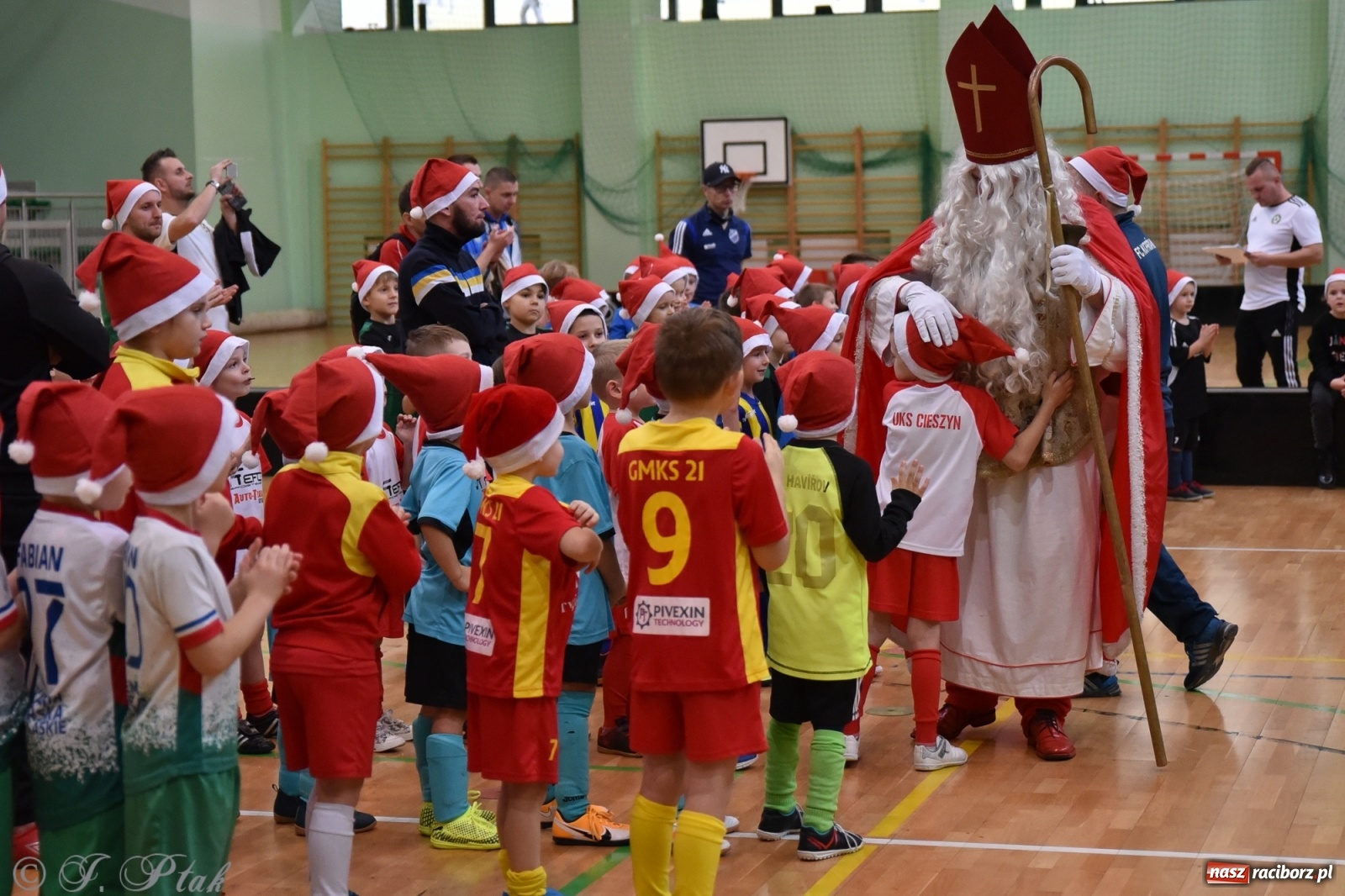 Zdjęcie w galerii na portalu naszraciborz.pl: Mikołajkowy turniej piłkarski w Arenie Rafako [FOTO i WIDEO] wiadomości z regionu