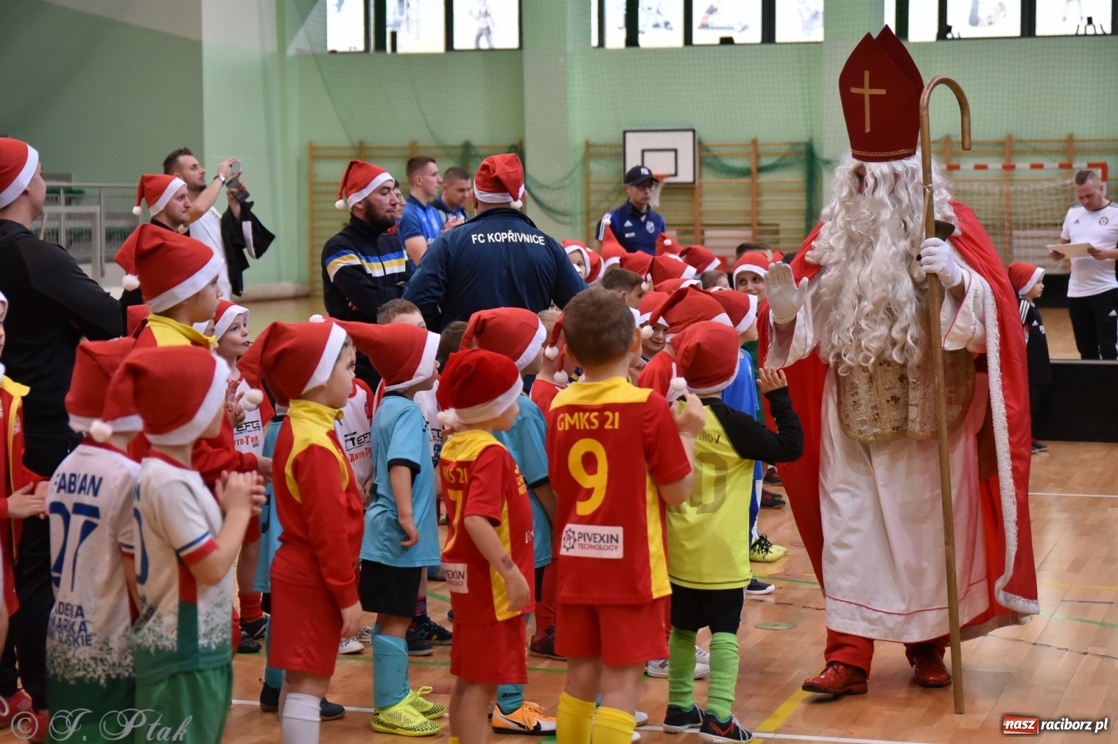 Zdjęcie w galerii na portalu naszraciborz.pl: Mikołajkowy turniej piłkarski w Arenie Rafako [FOTO i WIDEO] wiadomości z regionu