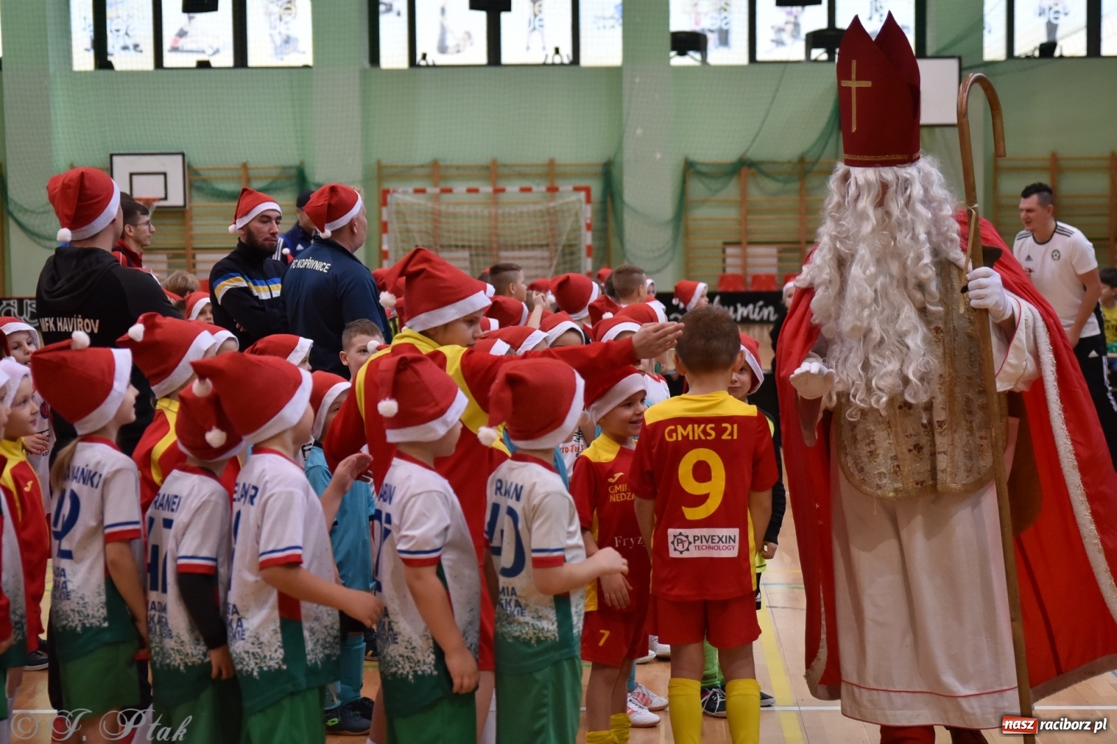 Zdjęcie w galerii na portalu naszraciborz.pl: Mikołajkowy turniej piłkarski w Arenie Rafako [FOTO i WIDEO] wiadomości z regionu