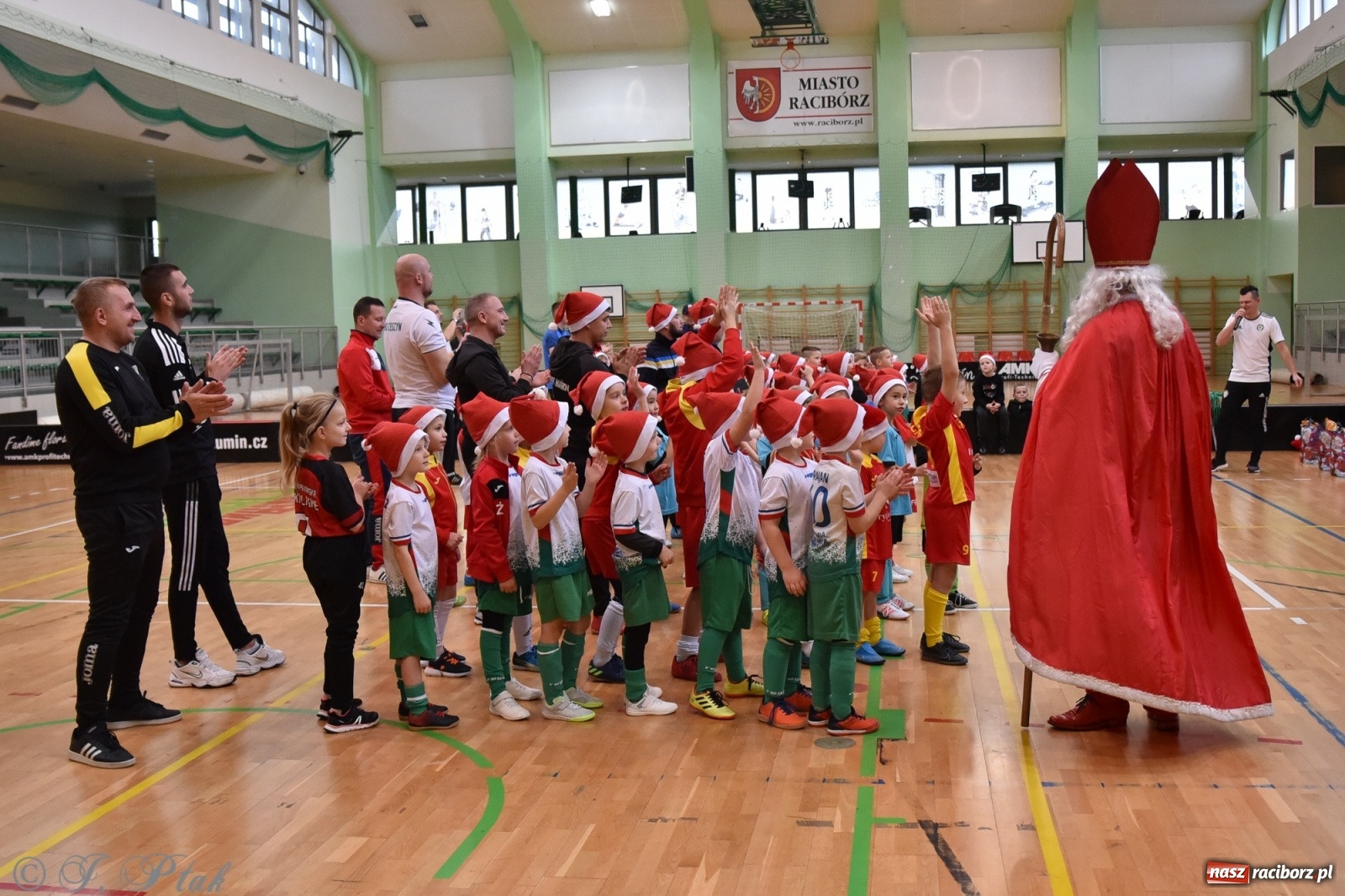 Zdjęcie w galerii na portalu naszraciborz.pl: Mikołajkowy turniej piłkarski w Arenie Rafako [FOTO i WIDEO] wiadomości z regionu