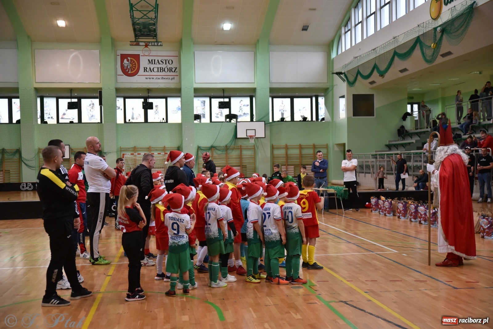 Zdjęcie w galerii na portalu naszraciborz.pl: Mikołajkowy turniej piłkarski w Arenie Rafako [FOTO i WIDEO] wiadomości z regionu