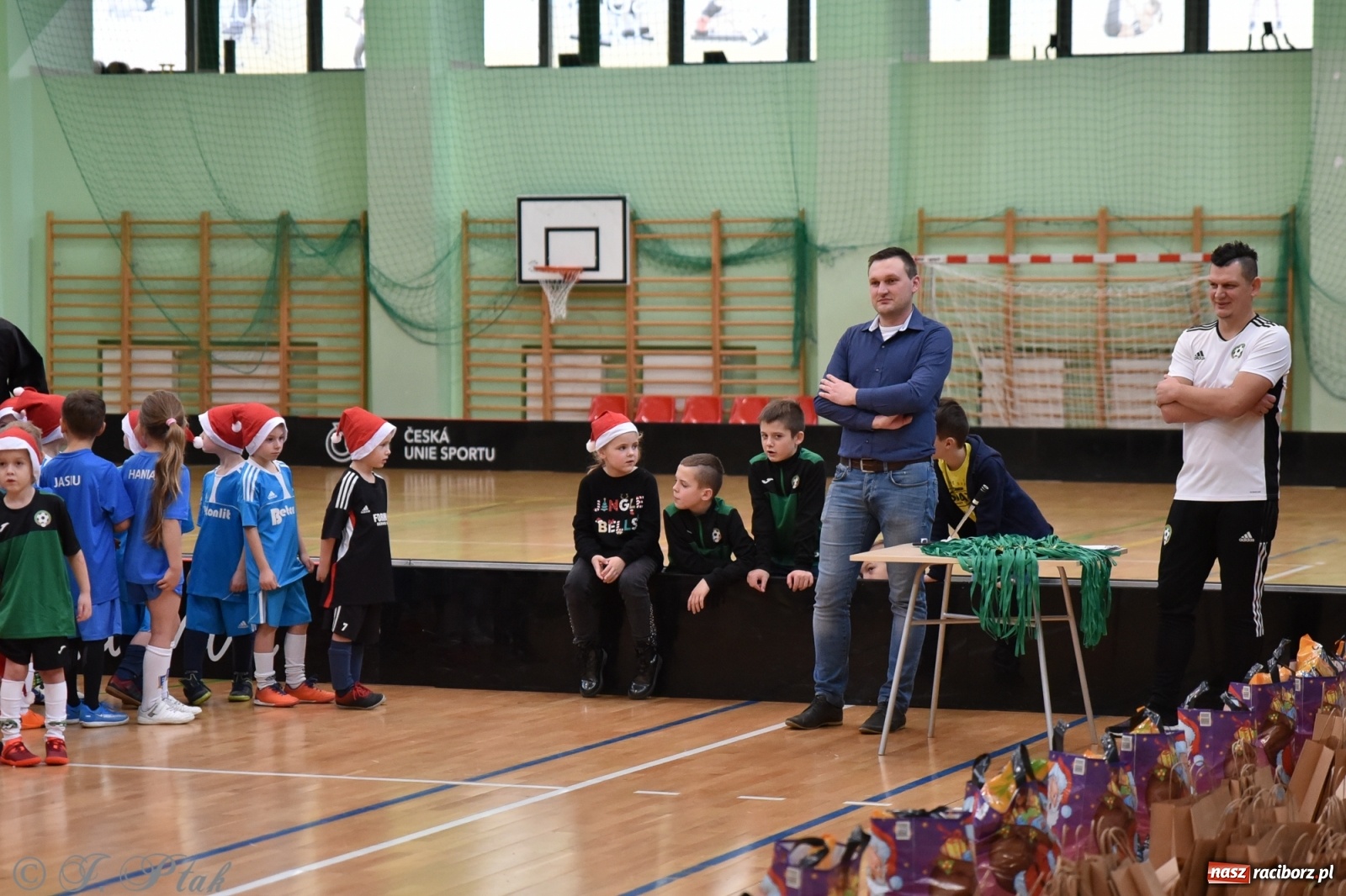 Zdjęcie w galerii na portalu naszraciborz.pl: Mikołajkowy turniej piłkarski w Arenie Rafako [FOTO i WIDEO] wiadomości z regionu