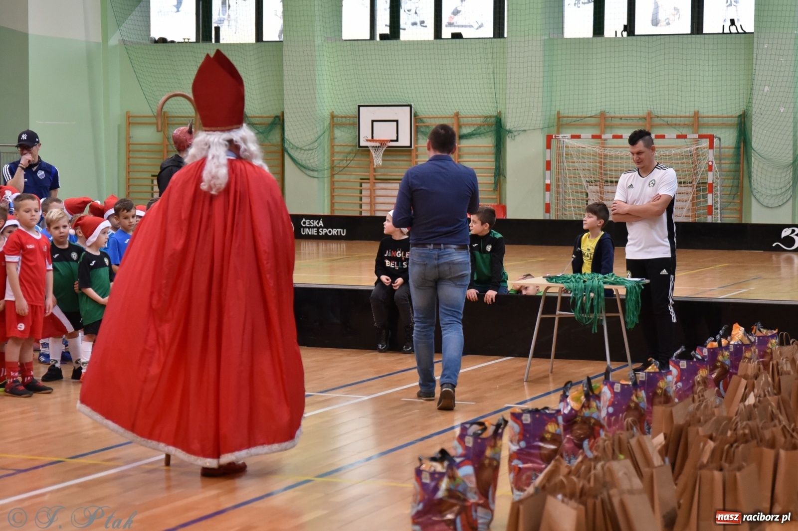 Zdjęcie w galerii na portalu naszraciborz.pl: Mikołajkowy turniej piłkarski w Arenie Rafako [FOTO i WIDEO] wiadomości z regionu