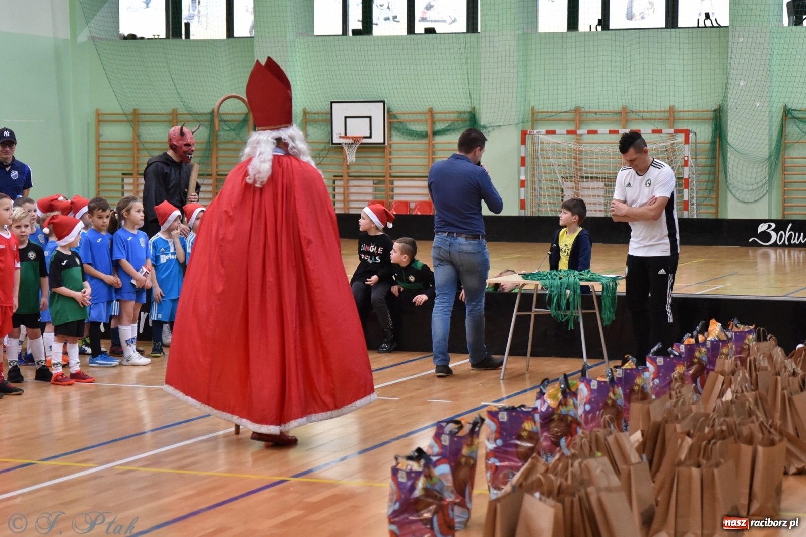 Zdjęcie w galerii na portalu naszraciborz.pl: Mikołajkowy turniej piłkarski w Arenie Rafako [FOTO i WIDEO] wiadomości z regionu