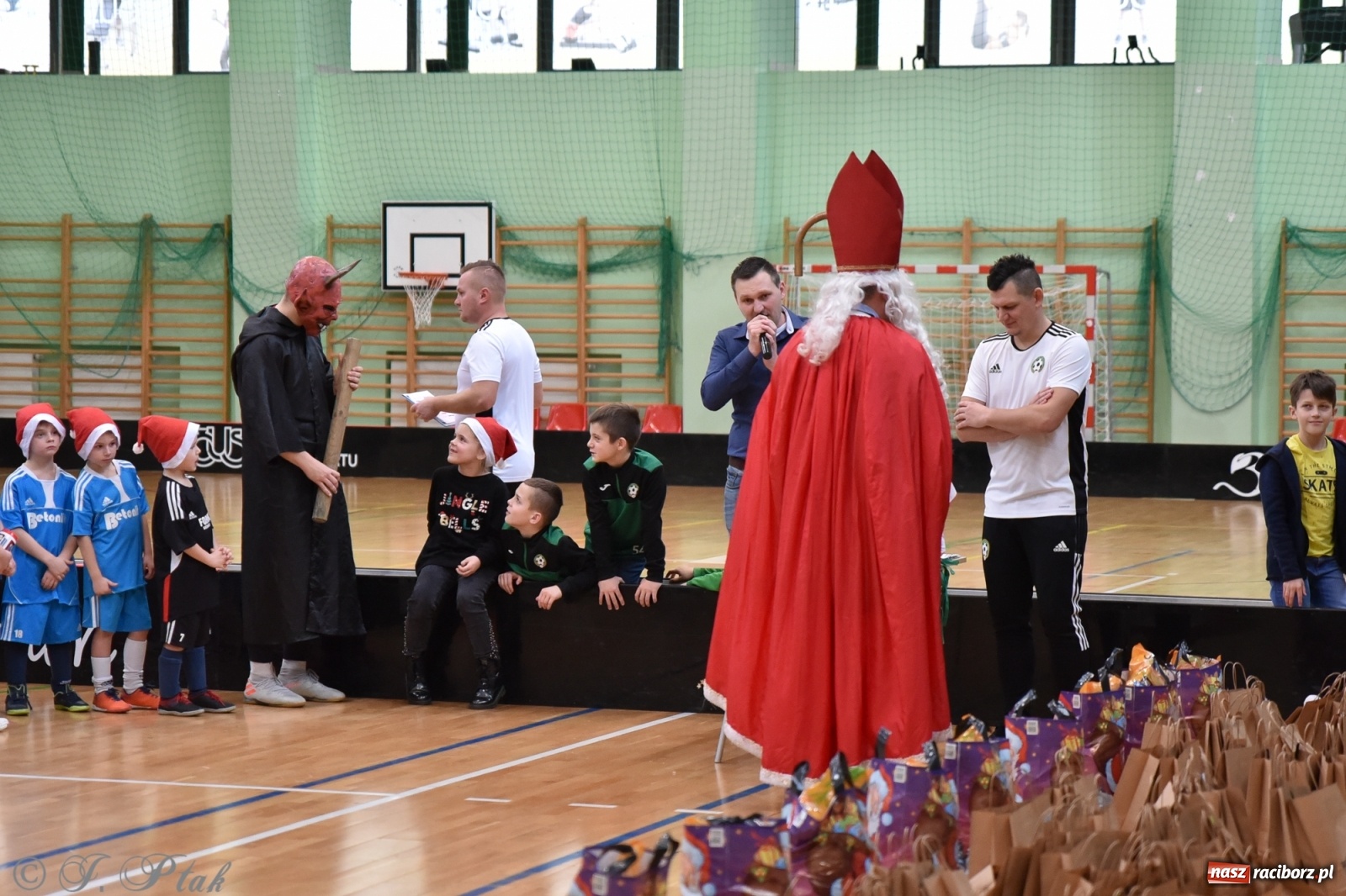 Zdjęcie w galerii na portalu naszraciborz.pl: Mikołajkowy turniej piłkarski w Arenie Rafako [FOTO i WIDEO] wiadomości z regionu