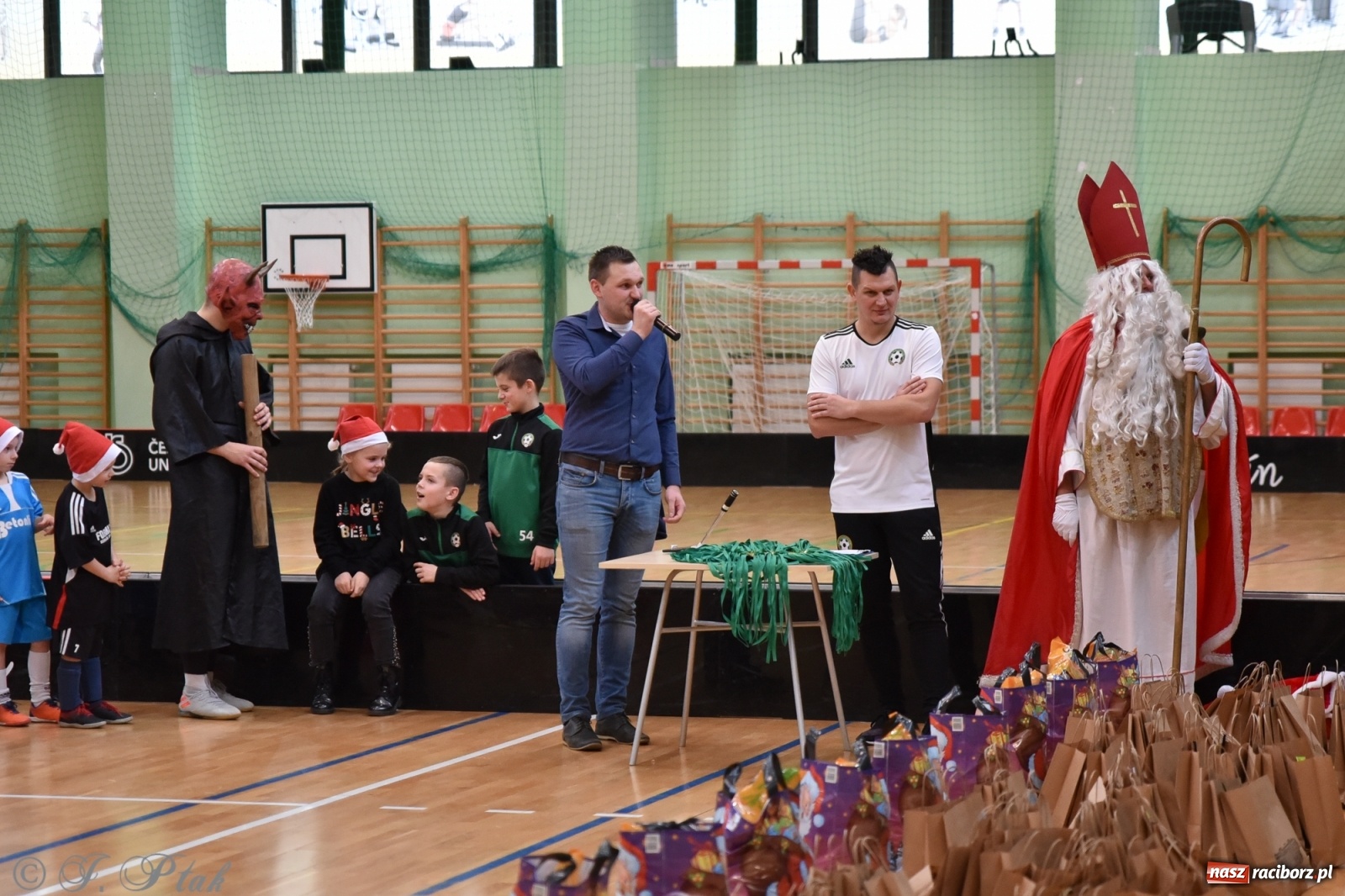 Zdjęcie w galerii na portalu naszraciborz.pl: Mikołajkowy turniej piłkarski w Arenie Rafako [FOTO i WIDEO] wiadomości z regionu