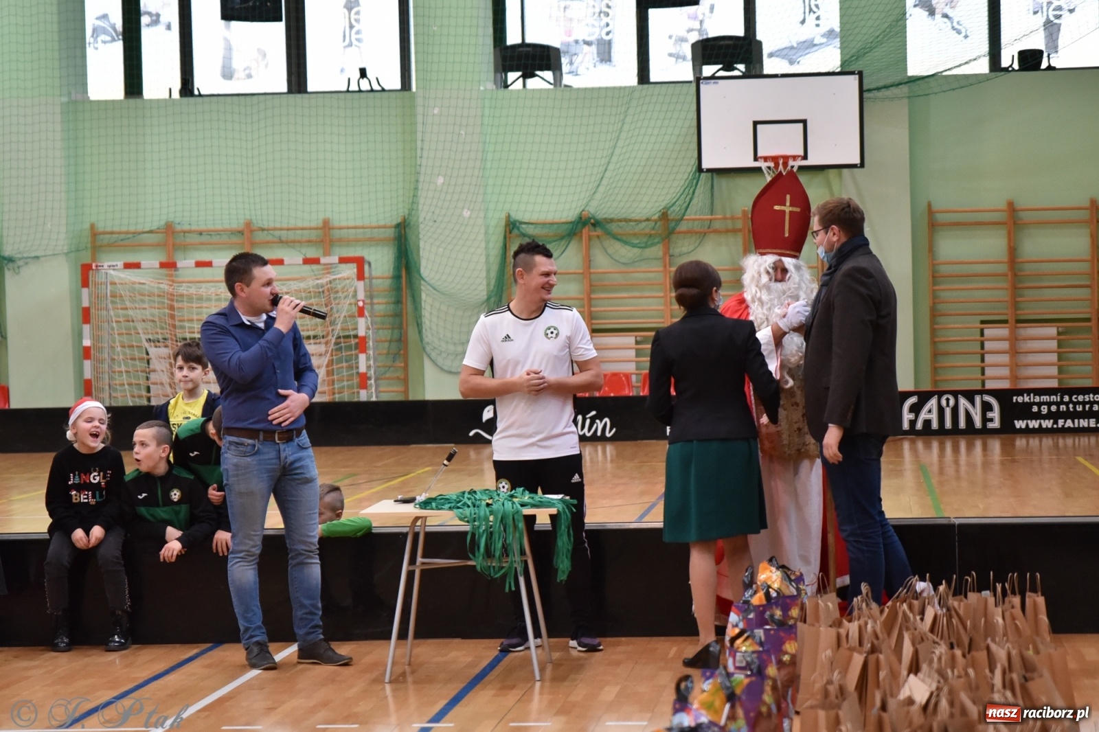 Zdjęcie w galerii na portalu naszraciborz.pl: Mikołajkowy turniej piłkarski w Arenie Rafako [FOTO i WIDEO] wiadomości z regionu