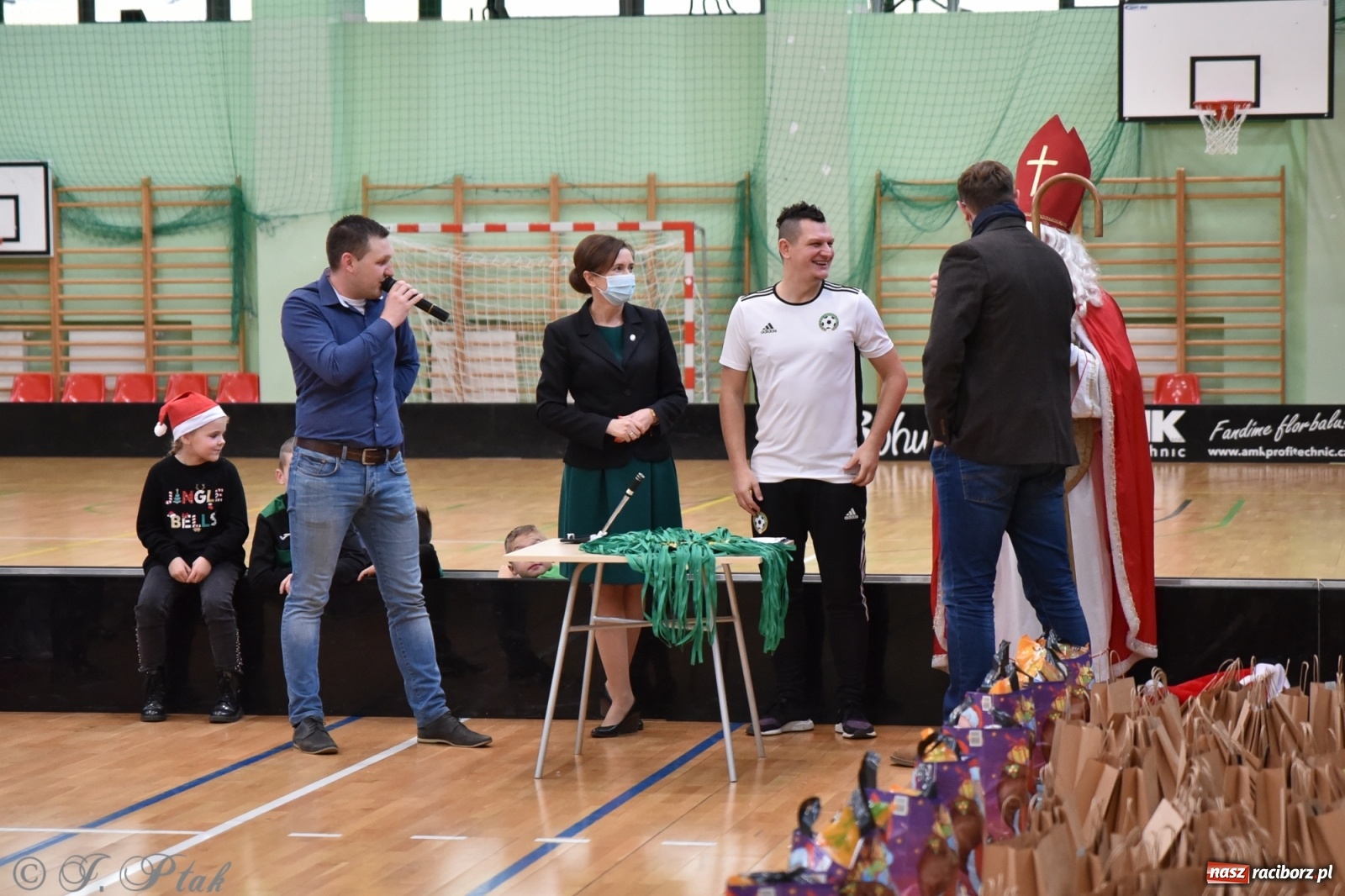 Zdjęcie w galerii na portalu naszraciborz.pl: Mikołajkowy turniej piłkarski w Arenie Rafako [FOTO i WIDEO] wiadomości z regionu