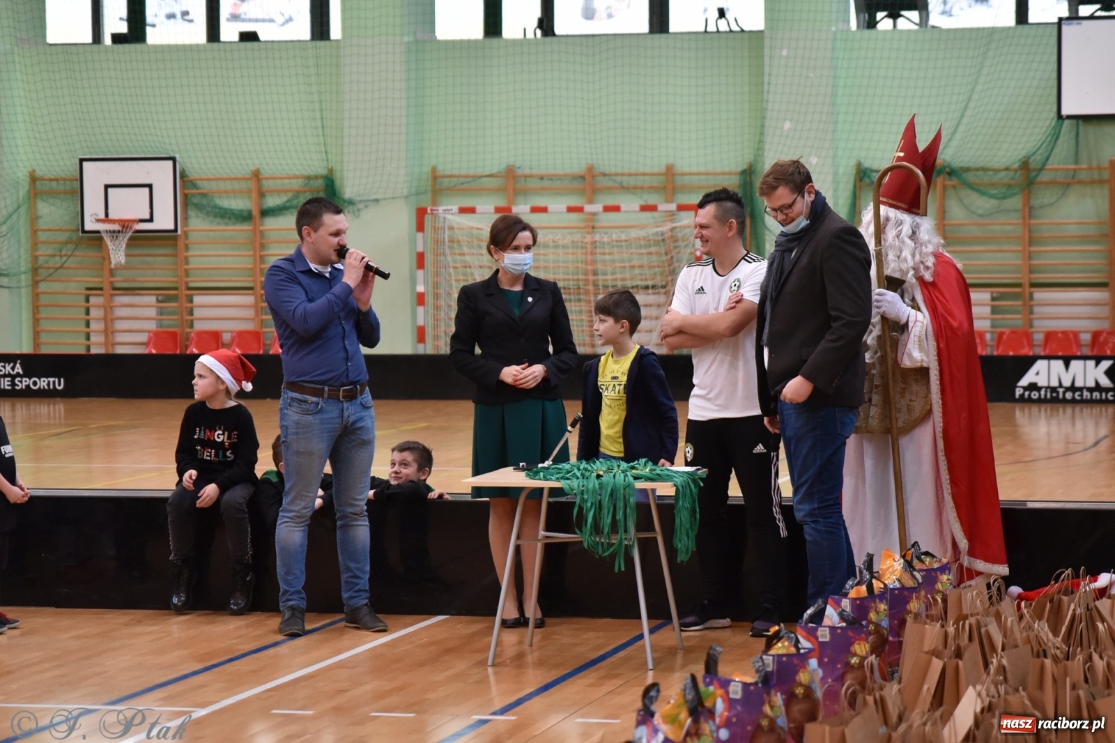 Zdjęcie w galerii na portalu naszraciborz.pl: Mikołajkowy turniej piłkarski w Arenie Rafako [FOTO i WIDEO] wiadomości z regionu