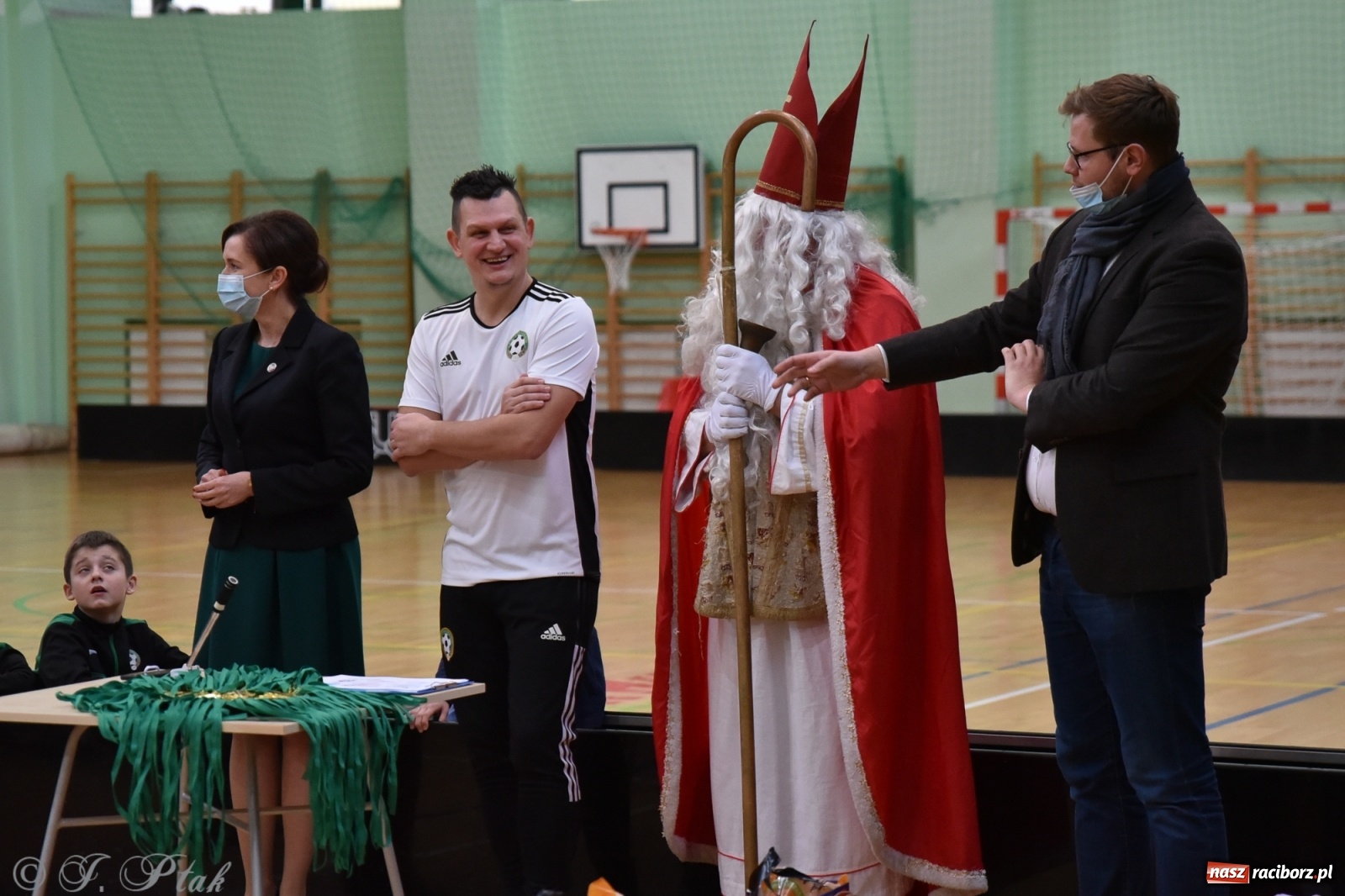 Zdjęcie w galerii na portalu naszraciborz.pl: Mikołajkowy turniej piłkarski w Arenie Rafako [FOTO i WIDEO] wiadomości z regionu