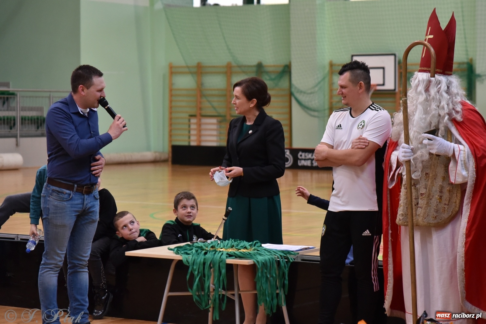 Zdjęcie w galerii na portalu naszraciborz.pl: Mikołajkowy turniej piłkarski w Arenie Rafako [FOTO i WIDEO] wiadomości z regionu