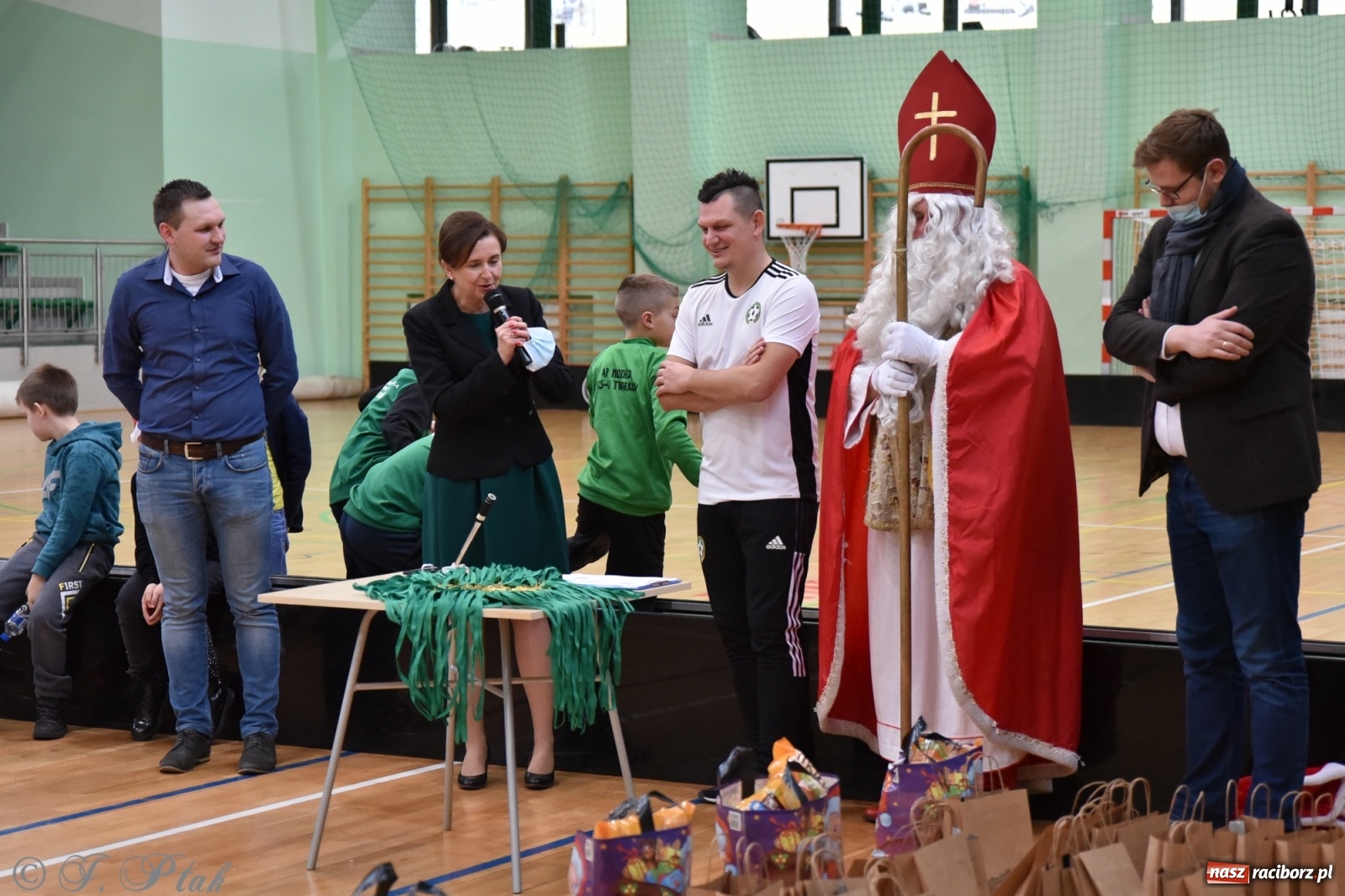 Zdjęcie w galerii na portalu naszraciborz.pl: Mikołajkowy turniej piłkarski w Arenie Rafako [FOTO i WIDEO] wiadomości z regionu