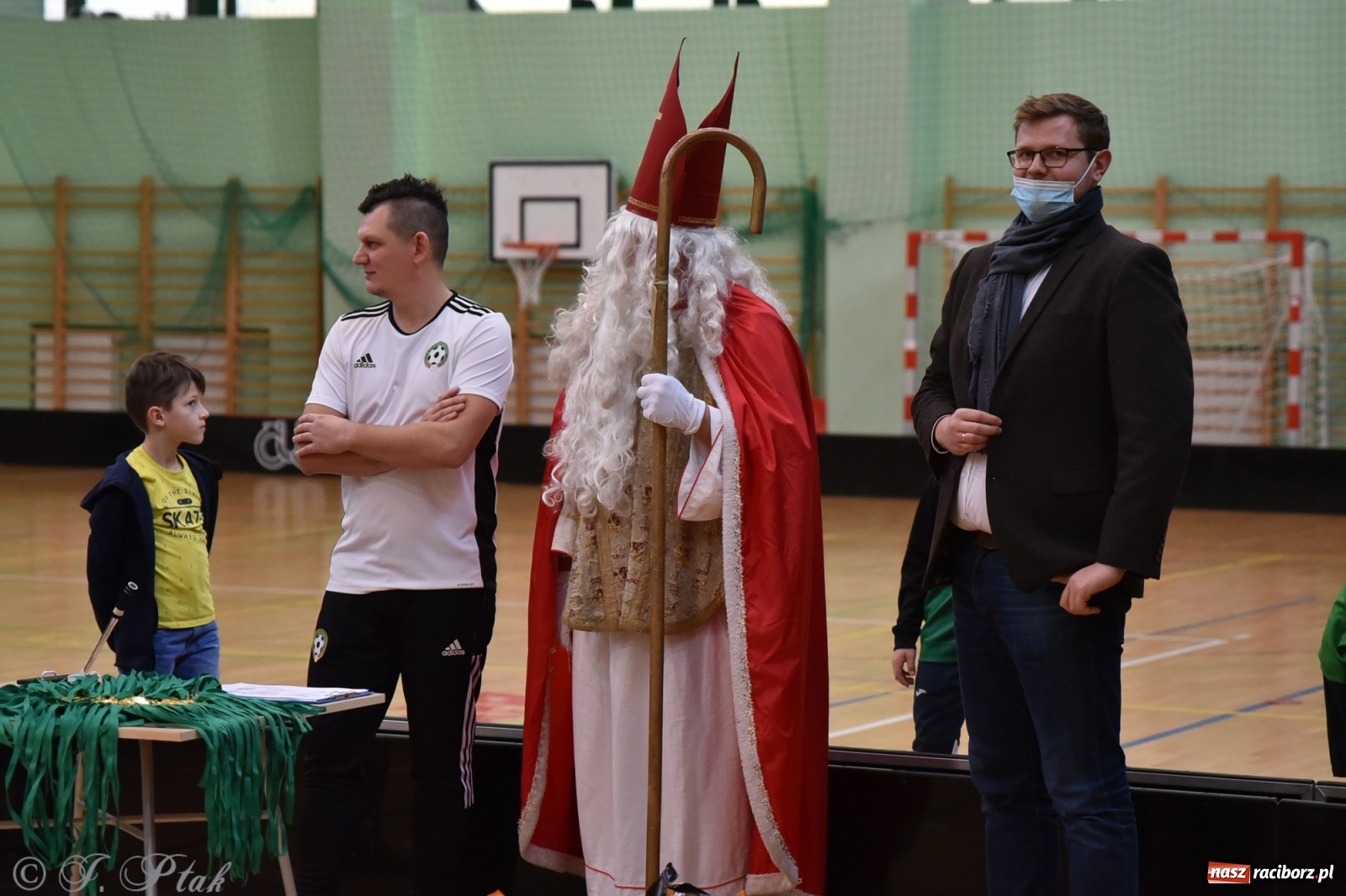 Zdjęcie w galerii na portalu naszraciborz.pl: Mikołajkowy turniej piłkarski w Arenie Rafako [FOTO i WIDEO] wiadomości z regionu