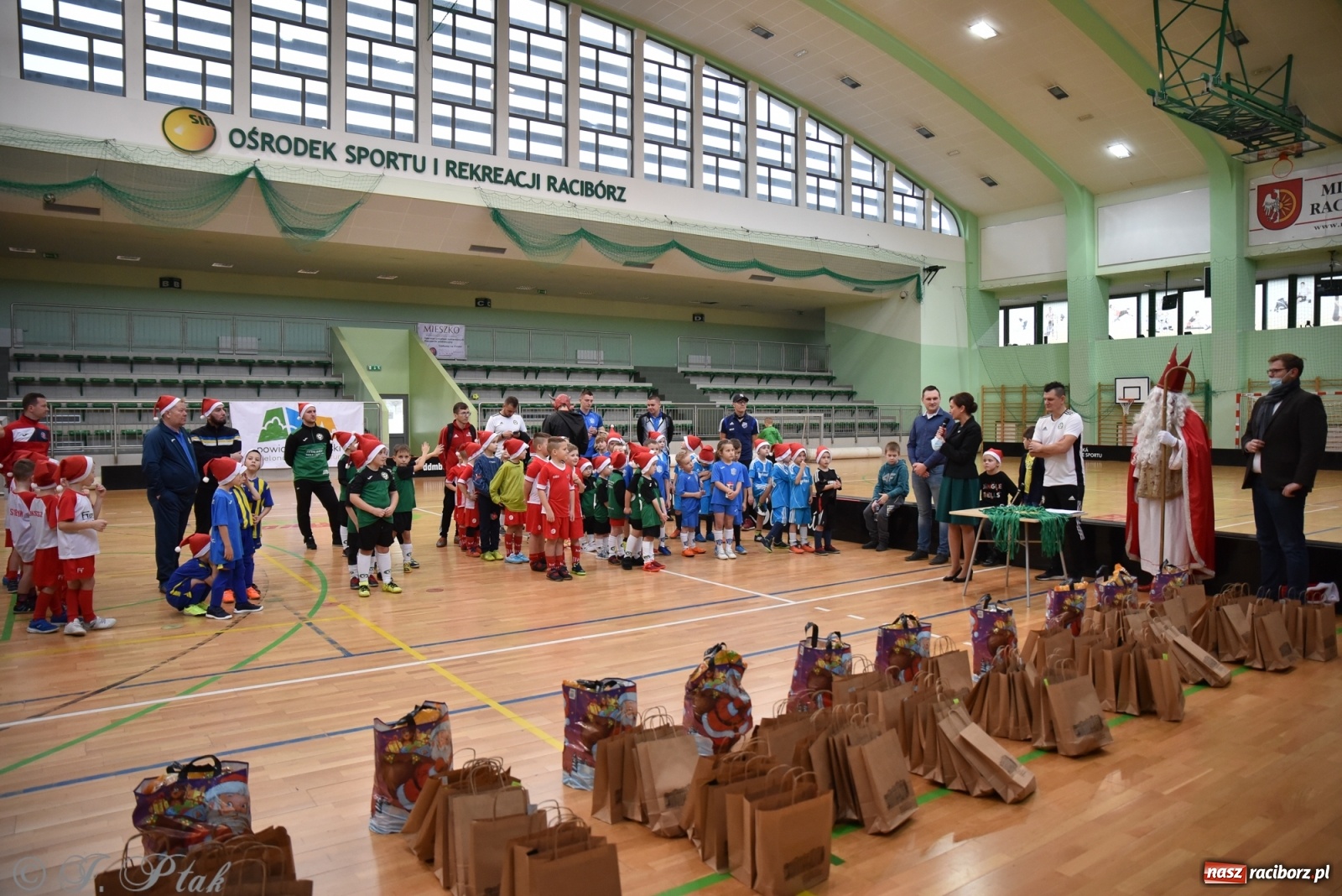 Zdjęcie w galerii na portalu naszraciborz.pl: Mikołajkowy turniej piłkarski w Arenie Rafako [FOTO i WIDEO] wiadomości z regionu