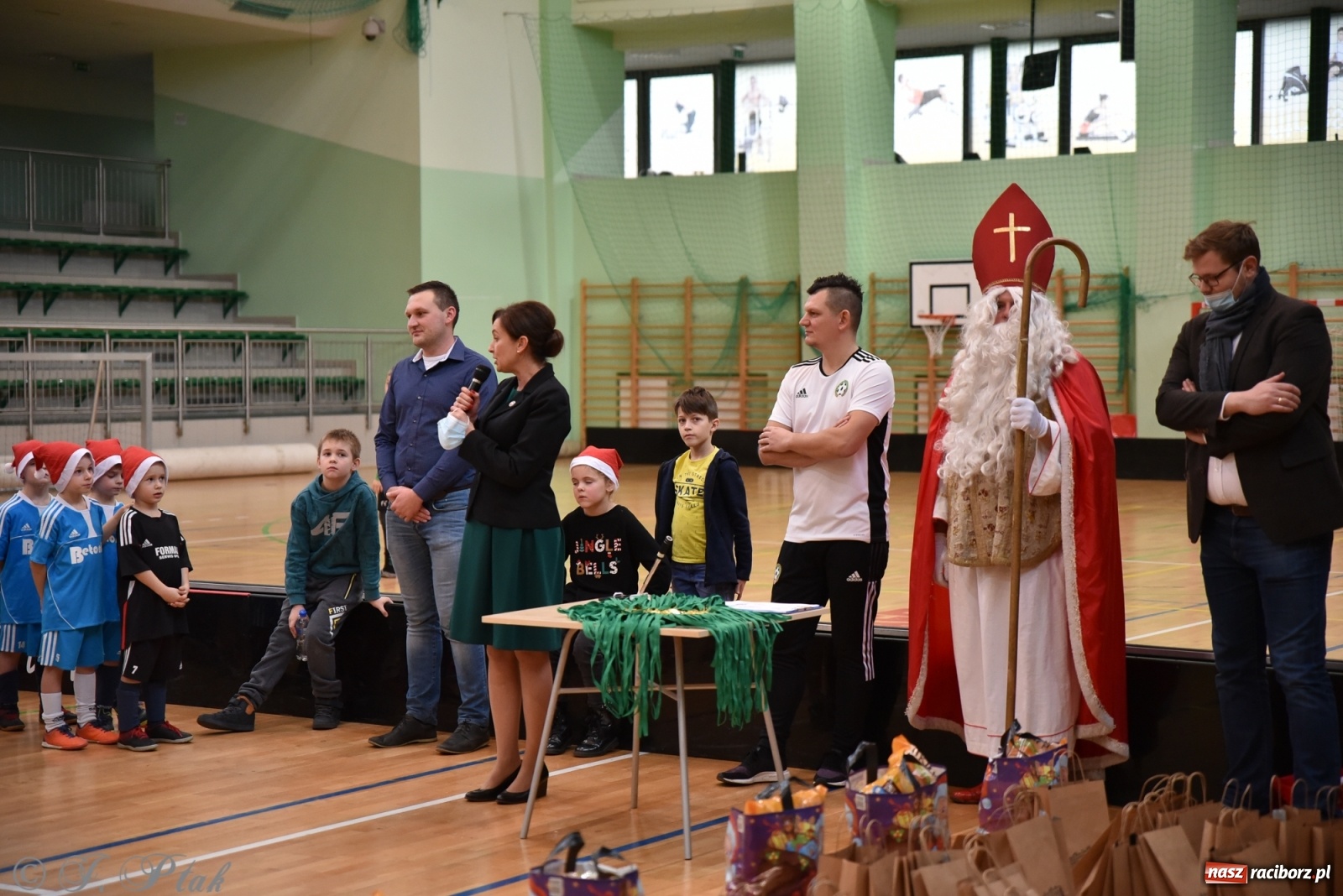 Zdjęcie w galerii na portalu naszraciborz.pl: Mikołajkowy turniej piłkarski w Arenie Rafako [FOTO i WIDEO] wiadomości z regionu