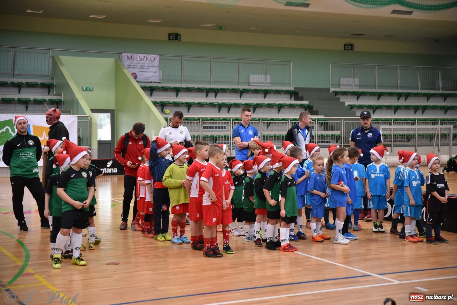Zdjęcie w galerii na portalu naszraciborz.pl: Mikołajkowy turniej piłkarski w Arenie Rafako [FOTO i WIDEO] wiadomości z regionu
