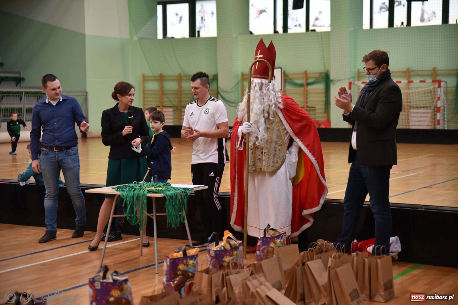 Zdjęcie w galerii na portalu naszraciborz.pl: Mikołajkowy turniej piłkarski w Arenie Rafako [FOTO i WIDEO] wiadomości z regionu